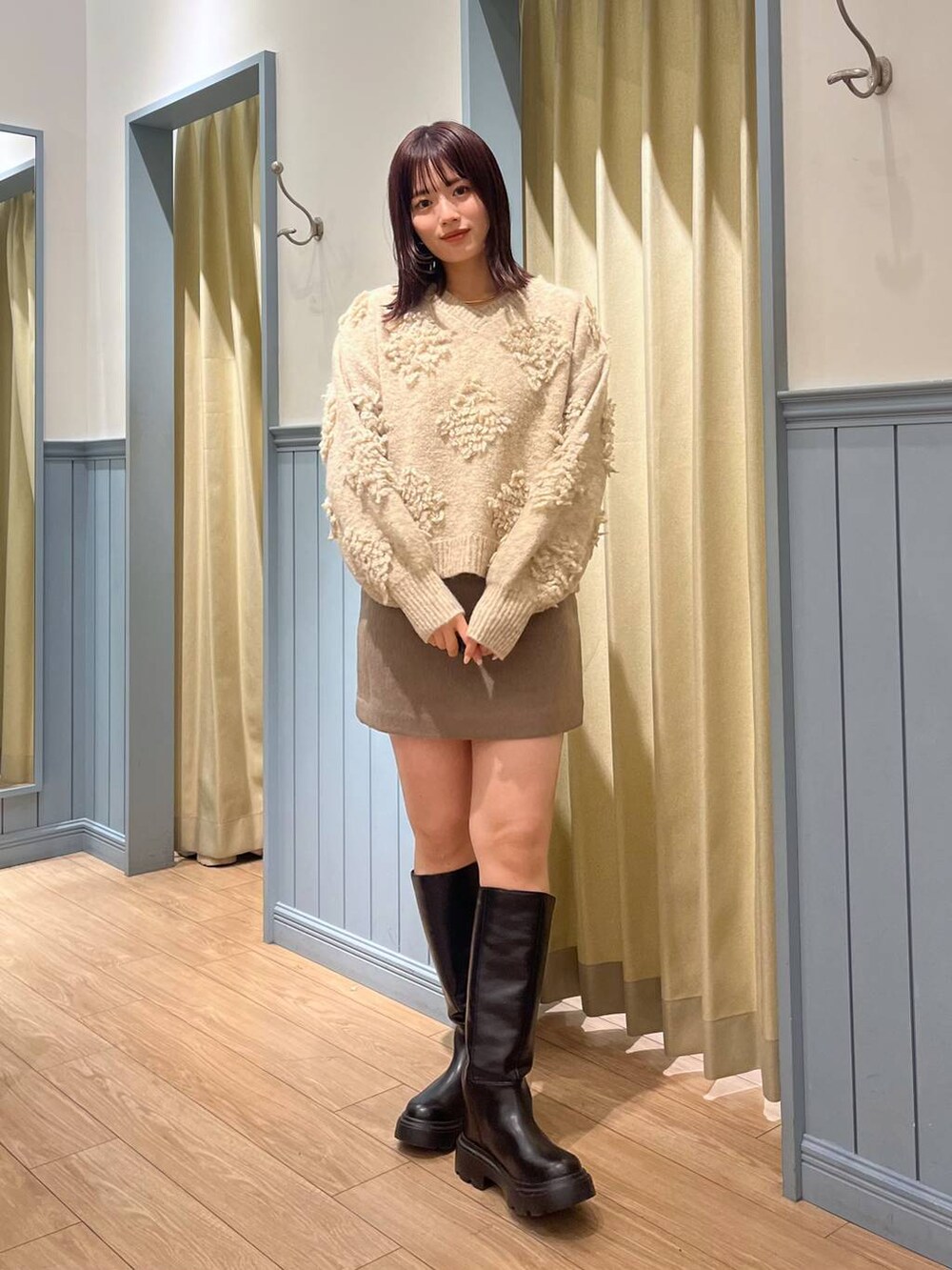 「体型カバー、リラックス、ミーハー、LOWRYS FARM、冬アウター、アウター、きれいめカジュアル、デートコーデ、おでかけ、ブーツ、冬コーデ、秋コーデ、高身長、骨格ナチュラル、ニット」｜「LOWRYS FARMのダブルフェイスユルジャケット 116453（チェスターコート、グレー系）」を使った、waka72002さん（レディース・164cm）の冬コーディネートの4枚目の写真