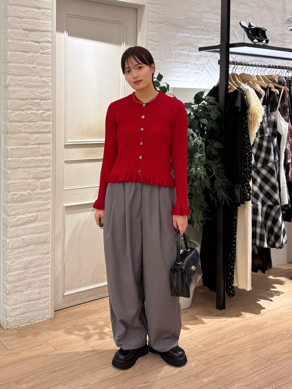 グレー系のその他パンツ、ブラック系のボストンバッグ、ブラック系のサンダルを着用したレディースの秋コーディネートの5枚目の写真