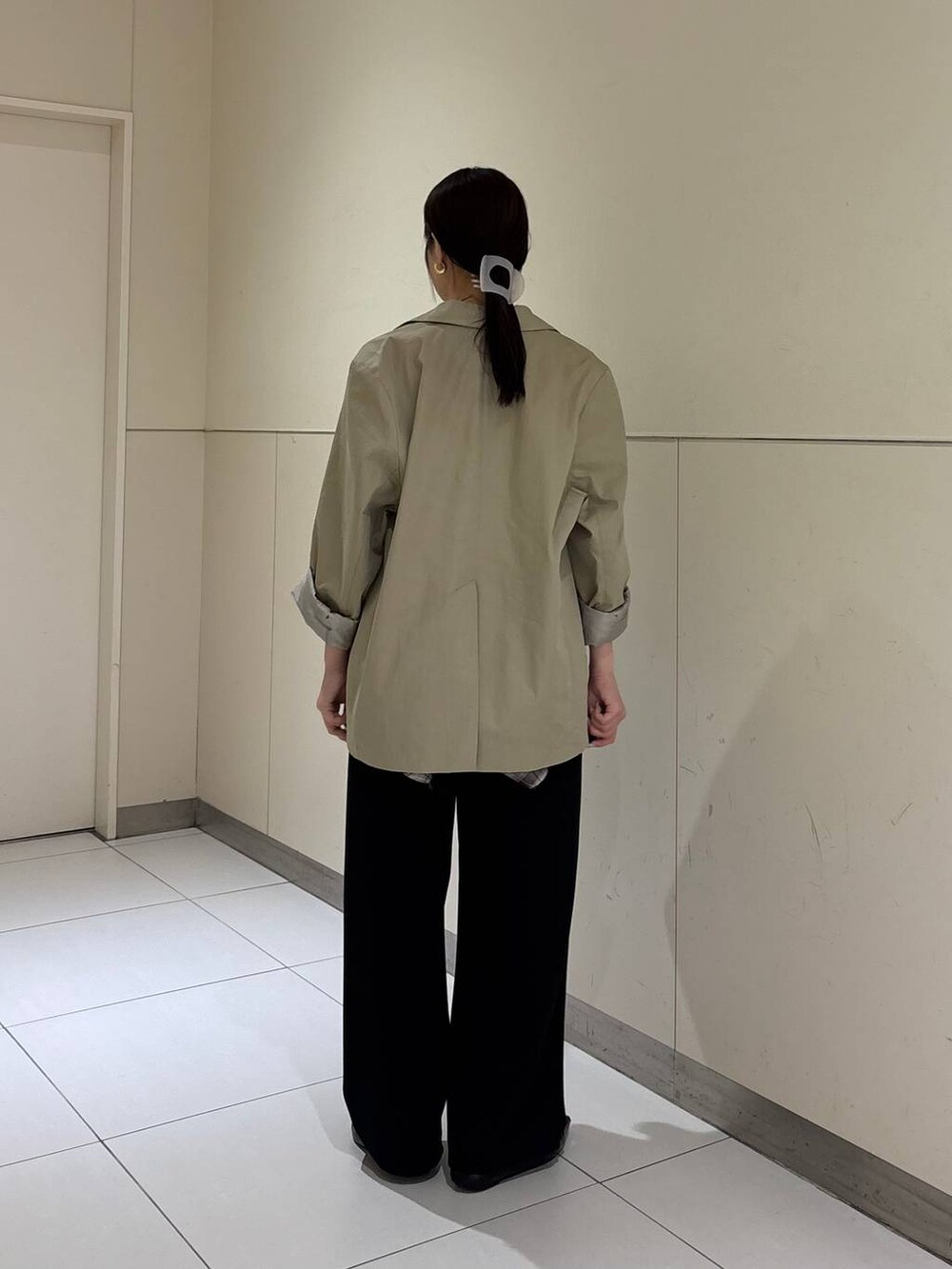ブラック系のスウェットパンツ、ベージュ系のその他アウター、ブラウン系のその他トップスを着用したレディースの春コーディネートの4枚目の写真