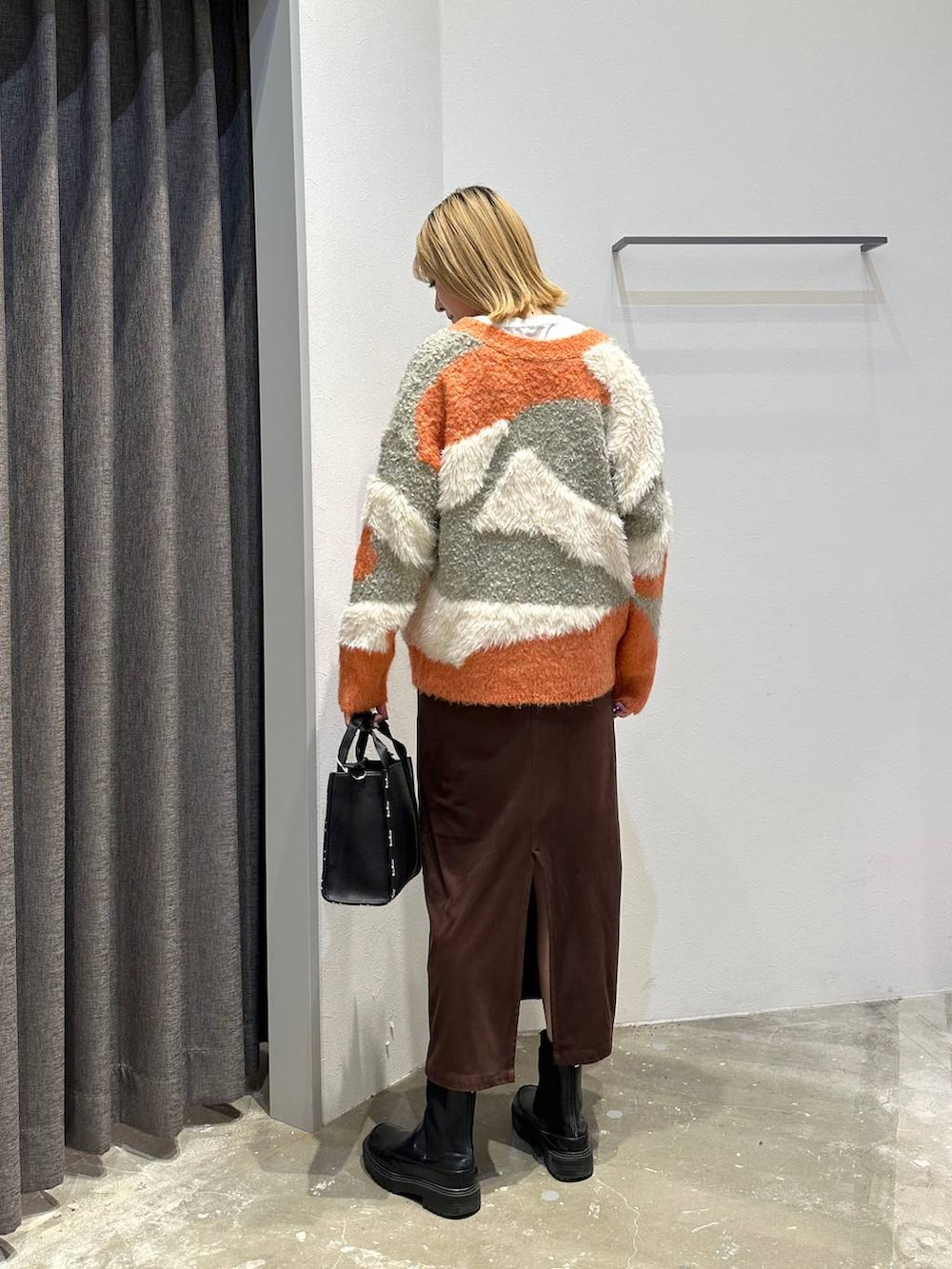 ホワイト系のTシャツ/カットソー、ブラウン系のスカート、ブラック系のトートバッグを着用したレディースの秋コーディネートの3枚目の写真