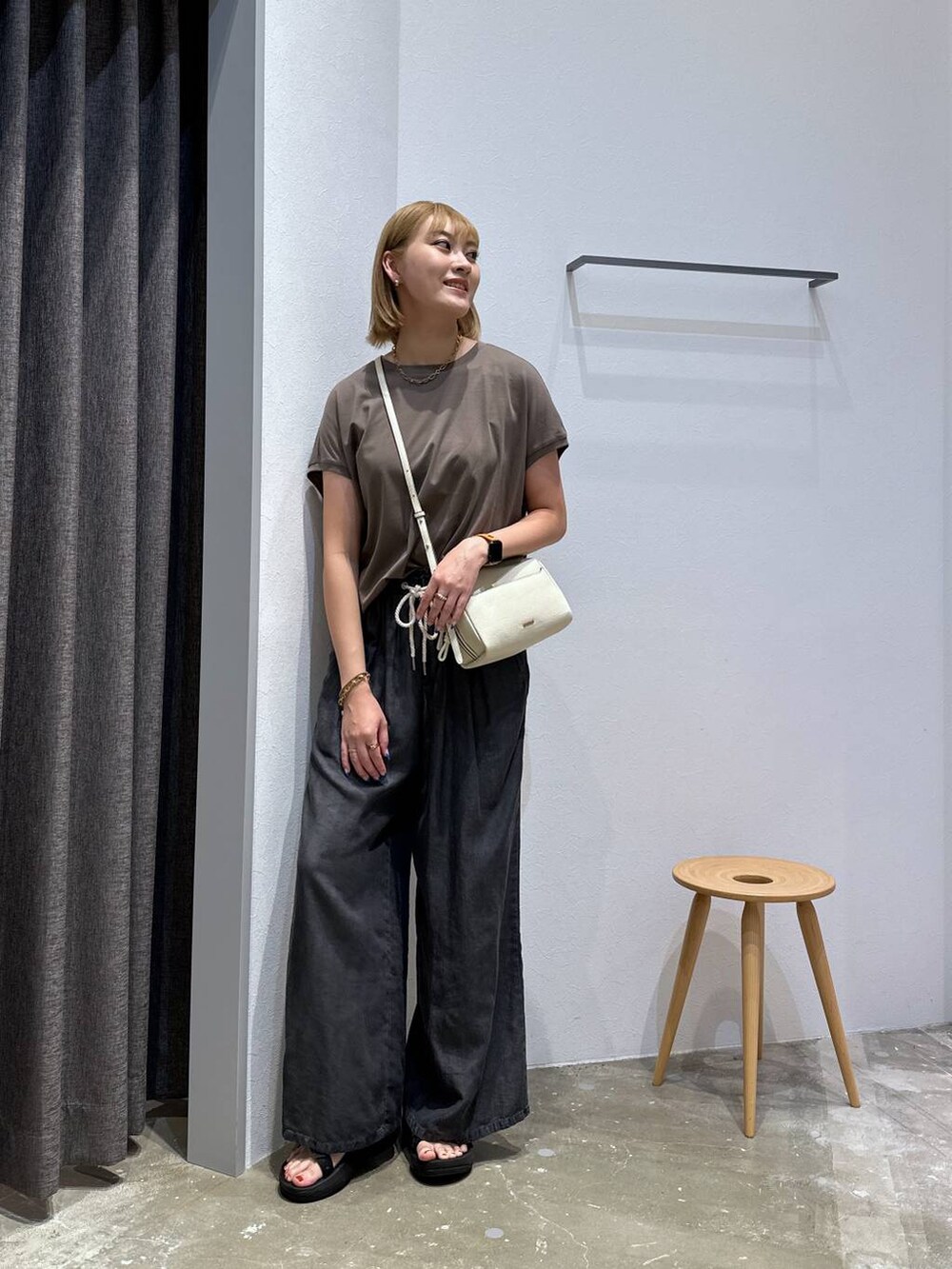 ブラウン系のTシャツ/カットソー、ブラック系のその他パンツ、ホワイト系のショルダーバッグを着用したレディースの夏コーディネートの4枚目の写真