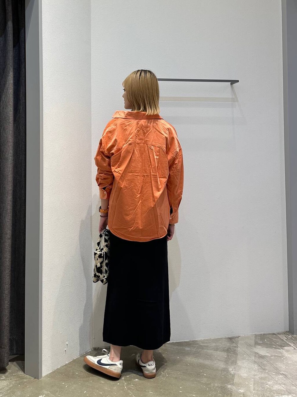 ピンク系のシャツ/ブラウス、ベージュ系のトートバッグ、ブラック系のスカートを着用したレディースの秋コーディネートの3枚目の写真