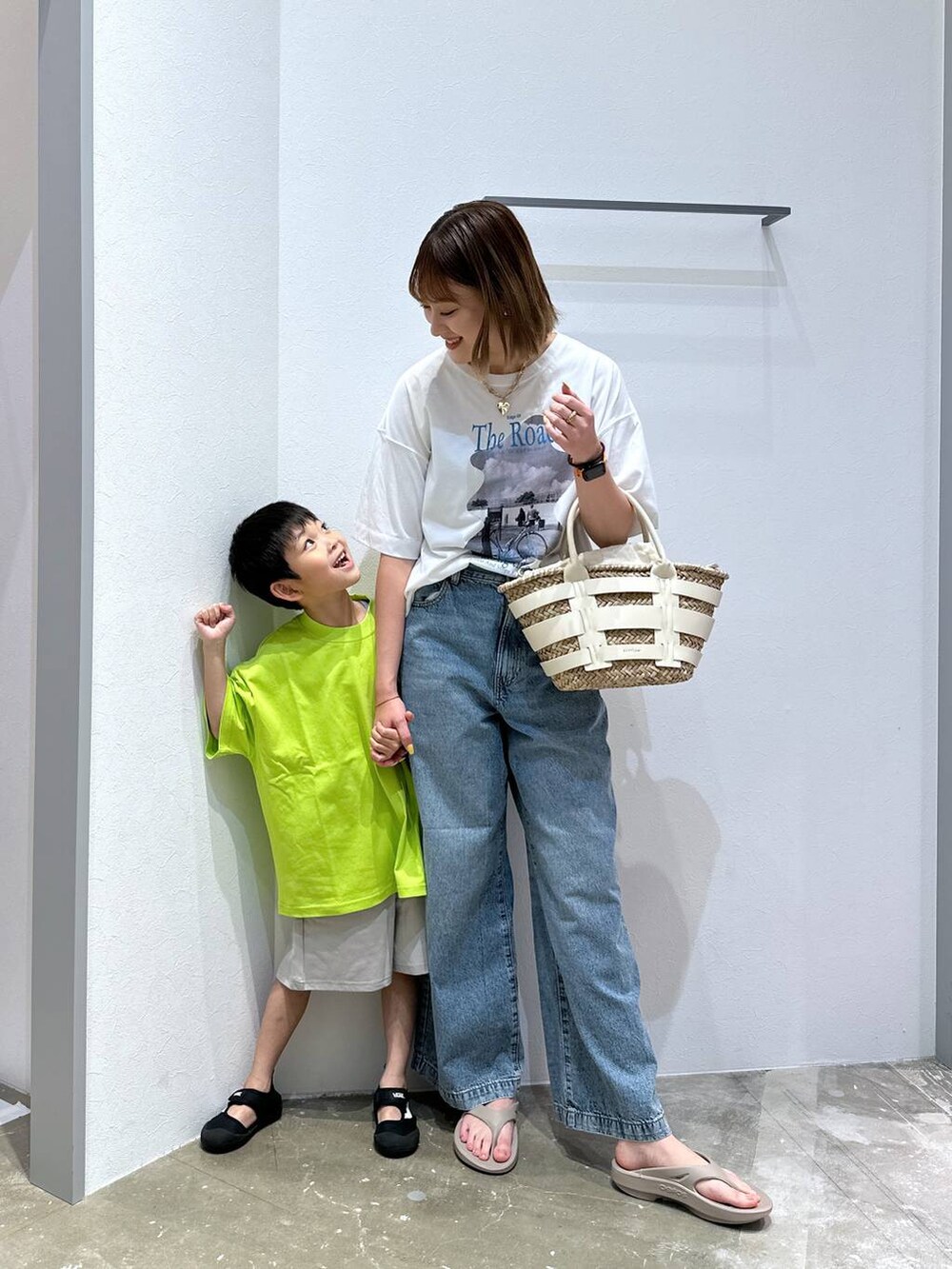 ベージュ系のサンダル、ホワイト系のかごバッグ、ブルー系のデニムパンツを着用したレディースの夏コーディネートの4枚目の写真