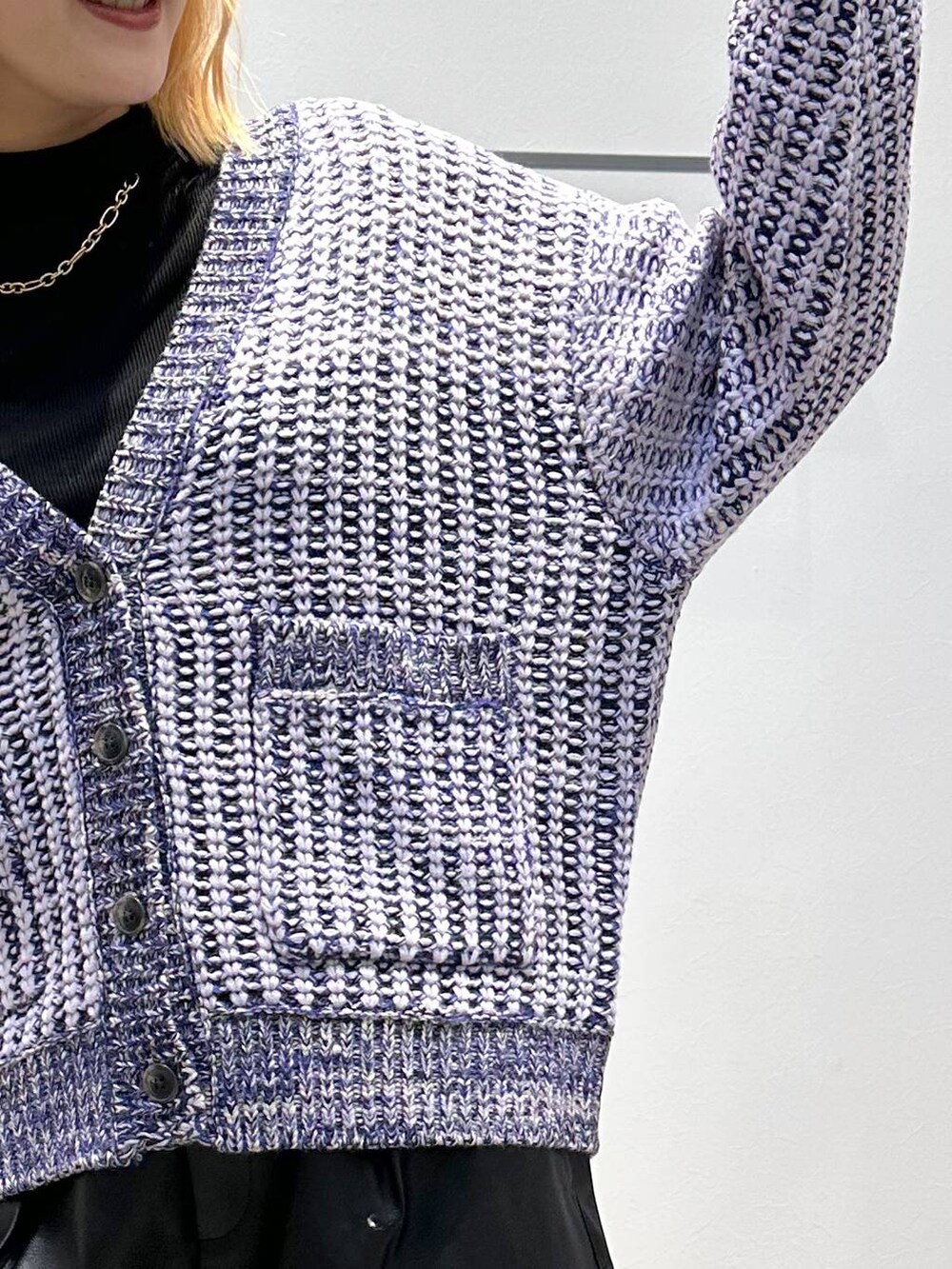 ブラック系のブーツ、ブラック系のTシャツ/カットソー、ブラック系のその他パンツを着用したレディースの冬コーディネートの5枚目の写真