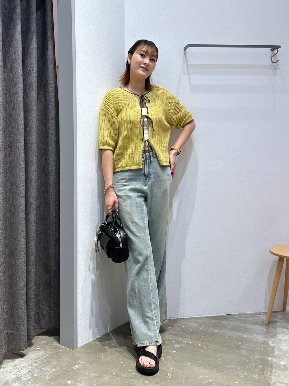 「高身長、体型カバー、オーバーサイズ、ママコーデ、骨格ストレート、高見え、カジュアル、BAYFLOW、ニット、デニムパンツ、ワイドパンツ、サンダル、ハンドバッグ、bijorie、夏コーデ」｜「bijorieの【bijorie】ベストボディブラカップ付きベアトップ（ショート）／NEW BASIC（インナーウェア/肌着、ホワイト系）」を使った、ayakabfさん（レディース・172cm）の夏コーディネートの4枚目の写真