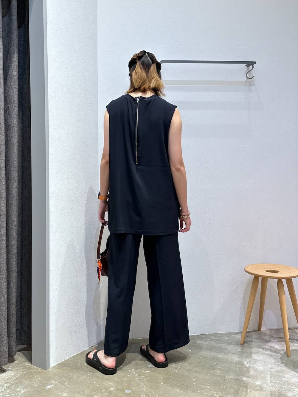 レッド系のハンドバッグ、ブルー系のTシャツ/カットソー、ブルー系のその他パンツを着用したレディースの夏コーディネートの3枚目の写真