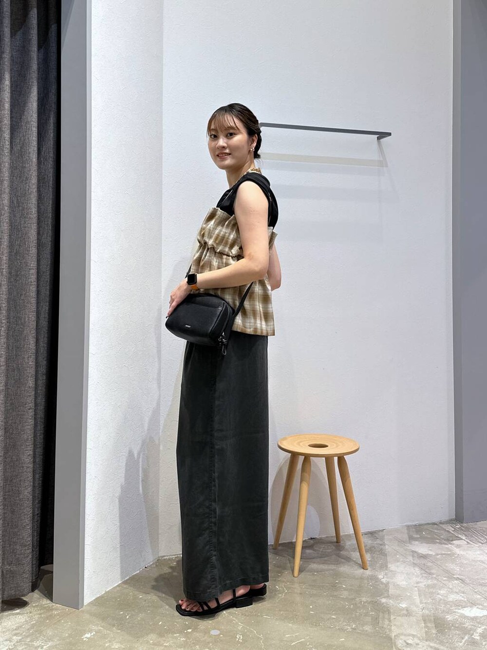 ブラック系のTシャツ/カットソー、グレー系のその他パンツ、ブラック系のサンダルを着用したレディースの秋コーディネートの2枚目の写真