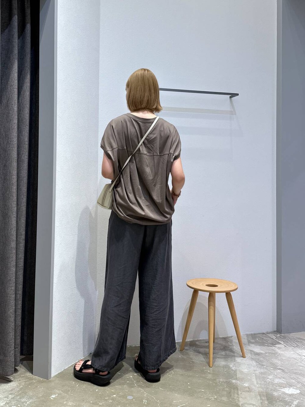 ブラウン系のTシャツ/カットソー、ブラック系のその他パンツ、ホワイト系のショルダーバッグを着用したレディースの夏コーディネートの3枚目の写真