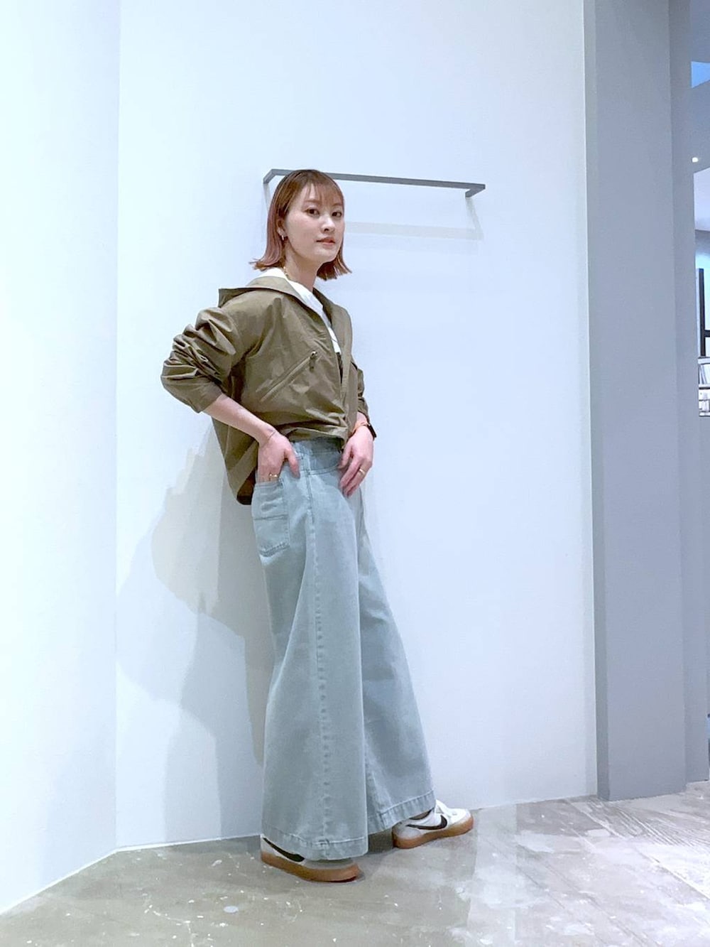 「高身長、体型カバー、オーバーサイズ、ママコーデ、高見え、カジュアル、BAYFLOW、スニーカー、アウター、マウンテンパーカー、撥水、デニムパンツ、ロンT、ワイドパンツ、接触冷感」｜「THE NORTH FACEの【THE NORTH FACE(ザ・ノース・フェイス)】ショートコンパクトジャケット（ブルゾン、グリーン系）」を使った、ayakabfさん（レディース・172cm）の春コーディネートの2枚目の写真