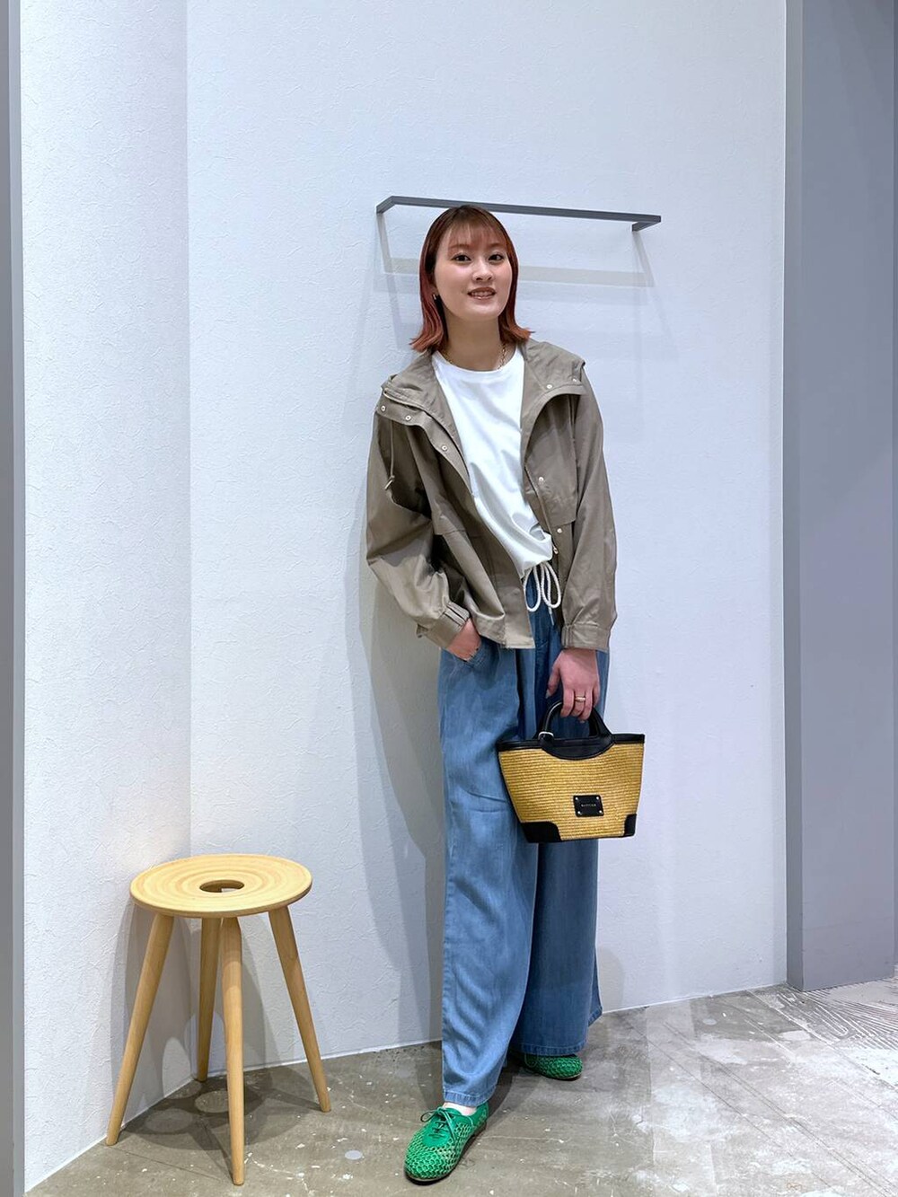 「高身長、カジュアル、春夏コーデ、セールコーデ、撥水、女子ウケ、体型カバー、オーバーサイズ、ママコーデ、高見え、BAYFLOW、マウンテンパーカー、ワイドパンツ、デニムパンツ、ノースリーブ」｜「BAYFLOWの[雨の日も安心な撥水加工付き]マウンテンパーカー（マウンテンパーカー、ベージュ系）」を使った、ayakabfさん（レディース・172cm）の春コーディネートの4枚目の写真