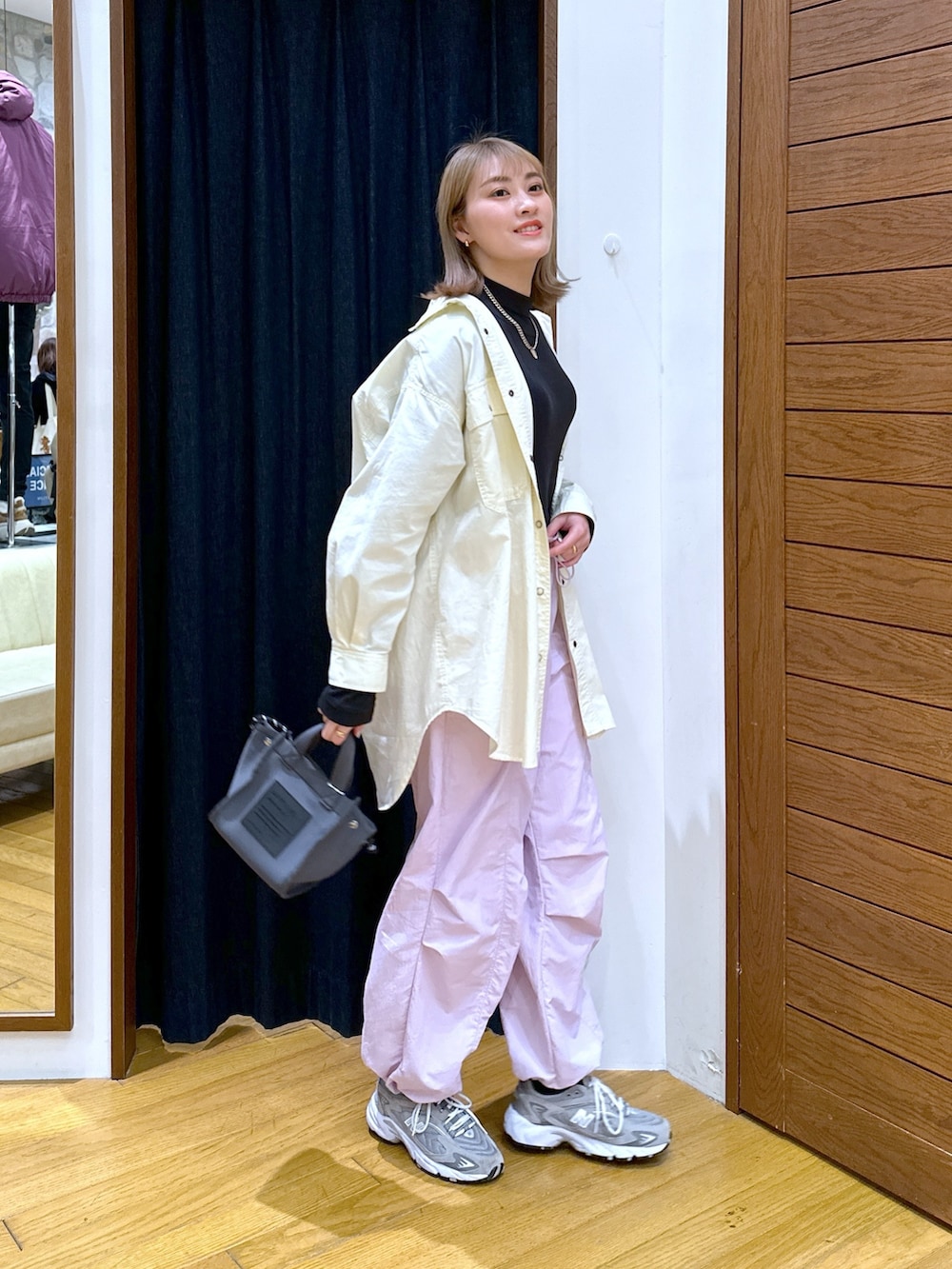 グレー系のショルダーバッグ、パープル系のその他パンツ、ベージュ系のシャツ/ブラウスを着用したレディースの冬コーディネートの2枚目の写真