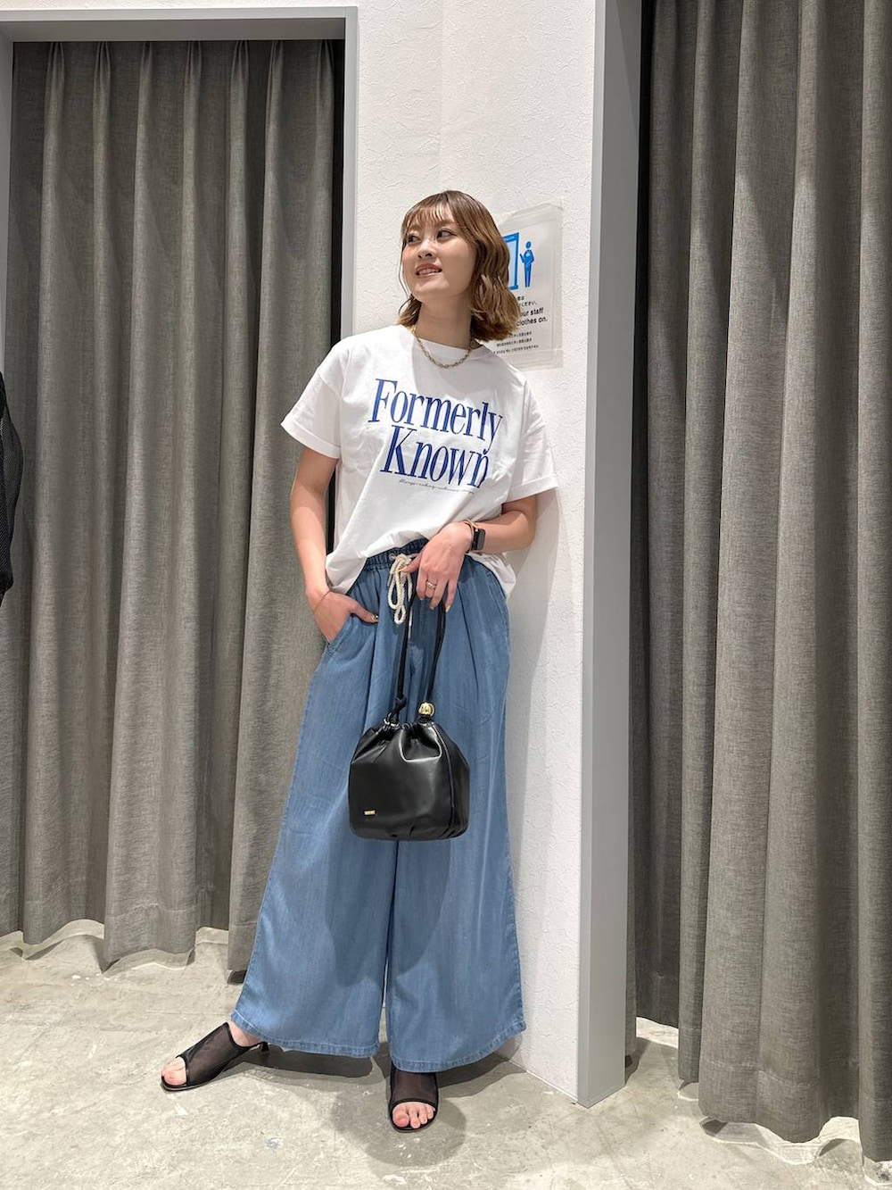 「高身長、体型カバー、オーバーサイズ、ママコーデ、骨格ストレート、高見え、カジュアル、BAYFLOW、Tシャツ、白Tシャツ、ワイドパンツ、デニムパンツ、サンダル、セールコーデ、and STセール」｜「BAYFLOWの[ヴィンテージ感漂う風合い]ピグメントロゴショートスリーブT（Tシャツ/カットソー、ホワイト系）」を使った、ayakabfさん（レディース・172cm）の夏コーディネートの2枚目の写真