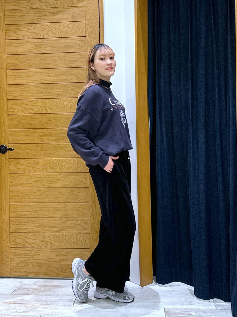 ブルー系のスウェット、ブラック系のTシャツ/カットソー、ブラック系のその他パンツを着用したレディースの冬コーディネートの2枚目の写真