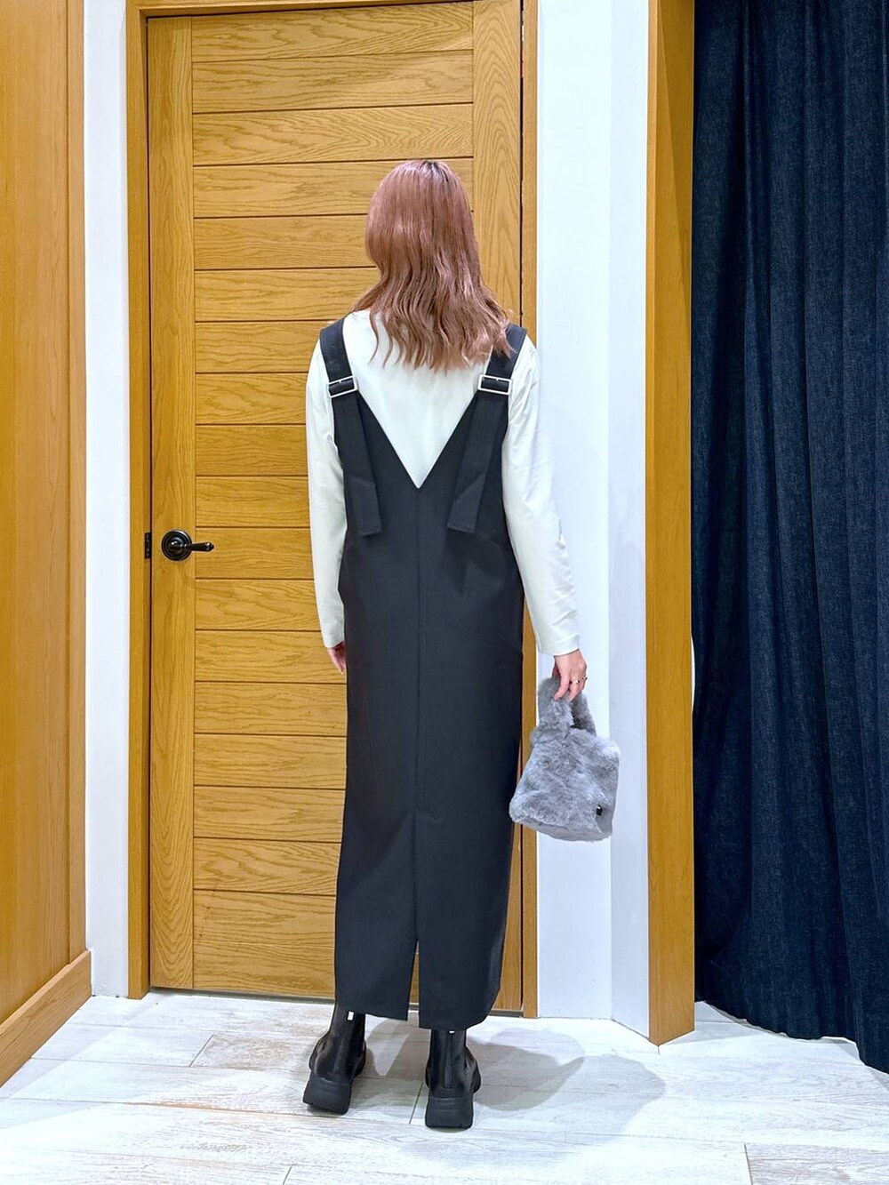 「高身長、体型カバー、オーバーサイズ、ママコーデ、高見え、カジュアル、BAYFLOW、接触冷感、ロンT、ワンピース、ブーツ、秋コーデ、春コーデ、休日コーデ、デートコーデ」｜「BAYFLOWの[シルキータッチ素材]アソートロゴプリントロンT（Tシャツ/カットソー、ベージュ系）」を使った、ayakabfさん（レディース・172cm）の秋コーディネートの3枚目の写真
