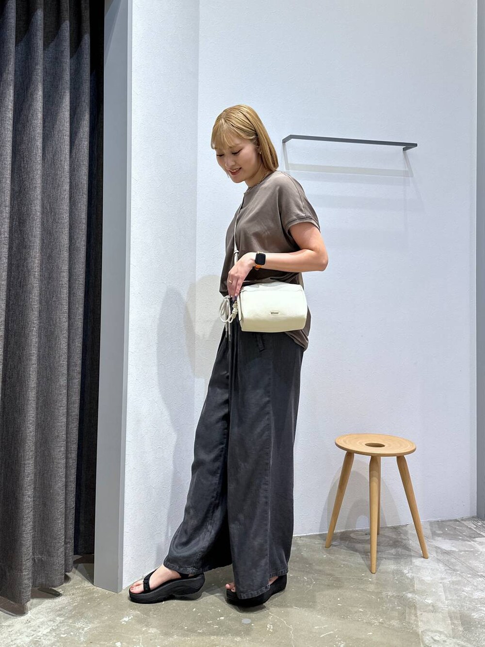 ブラウン系のTシャツ/カットソー、ブラック系のその他パンツ、ホワイト系のショルダーバッグを着用したレディースの夏コーディネートの2枚目の写真