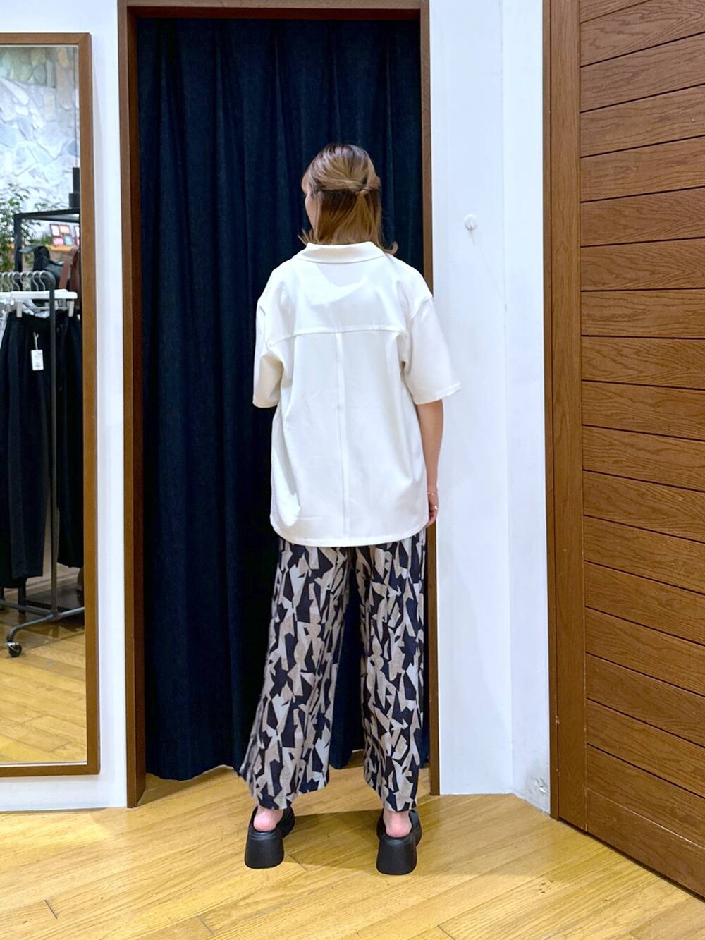 ブラック系のサンダル、ブルー系のその他パンツ、ブラック系のタンクトップを着用したレディースの夏コーディネートの3枚目の写真
