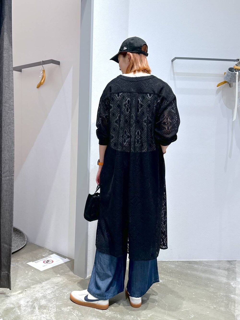 ホワイト系のTシャツ/カットソー、ブラック系のショルダーバッグ、ブラック系のワンピースを着用したレディースの夏コーディネートの3枚目の写真