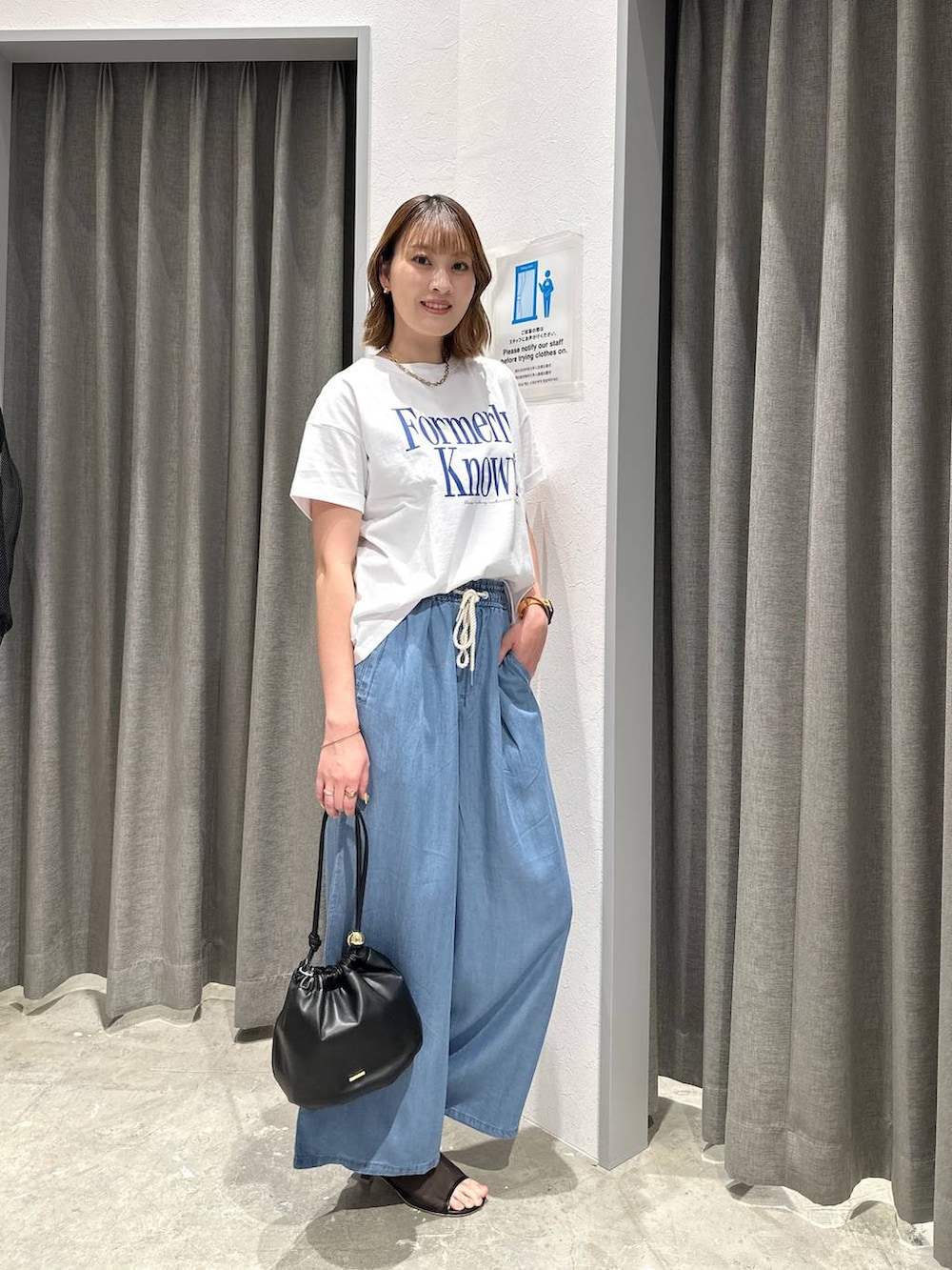 「高身長、体型カバー、オーバーサイズ、ママコーデ、骨格ストレート、高見え、カジュアル、BAYFLOW、Tシャツ、白Tシャツ、ワイドパンツ、デニムパンツ、サンダル、セールコーデ、and STセール」｜「BAYFLOWの[ヴィンテージ感漂う風合い]ピグメントロゴショートスリーブT（Tシャツ/カットソー、ホワイト系）」を使った、ayakabfさん（レディース・172cm）の夏コーディネートの5枚目の写真