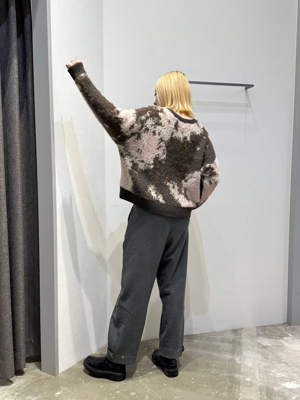 ブラウン系のニット/セーター、グレー系のスウェットパンツを着用したレディースの冬コーディネートの3枚目の写真