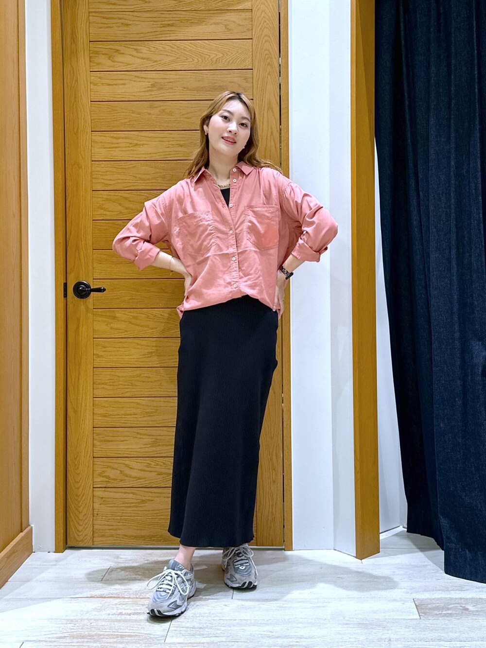 ブラック系のスカート、ピンク系のシャツ/ブラウスを着用したレディースの秋コーディネートの4枚目の写真