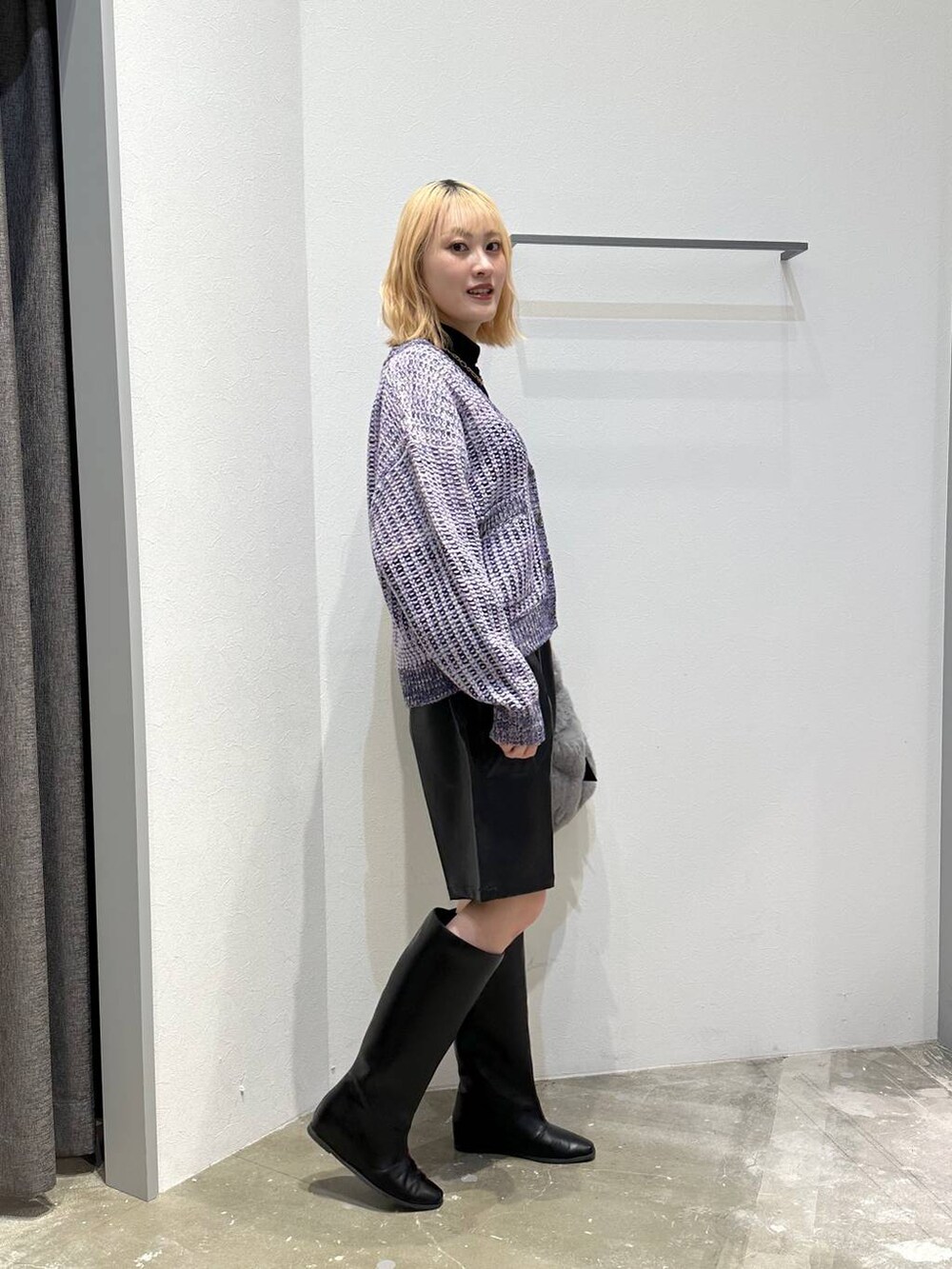 ブラック系のブーツ、ブラック系のTシャツ/カットソー、ブラック系のその他パンツを着用したレディースの冬コーディネートの2枚目の写真