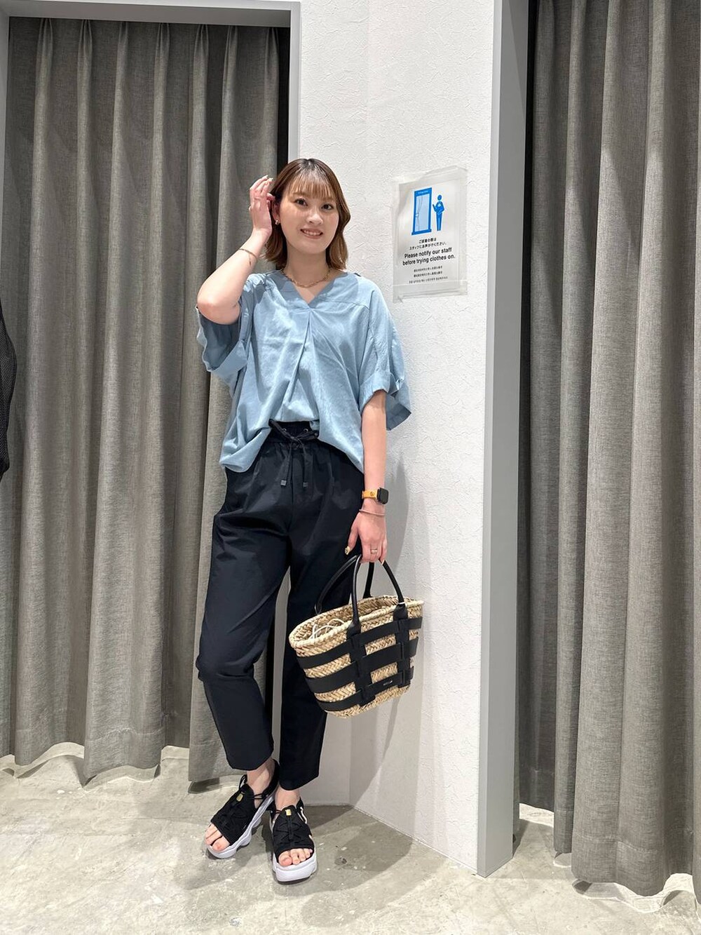 ブラック系のかごバッグ、ブルー系のシャツ/ブラウス、ブラック系のその他パンツを着用したレディースの夏コーディネートの4枚目の写真