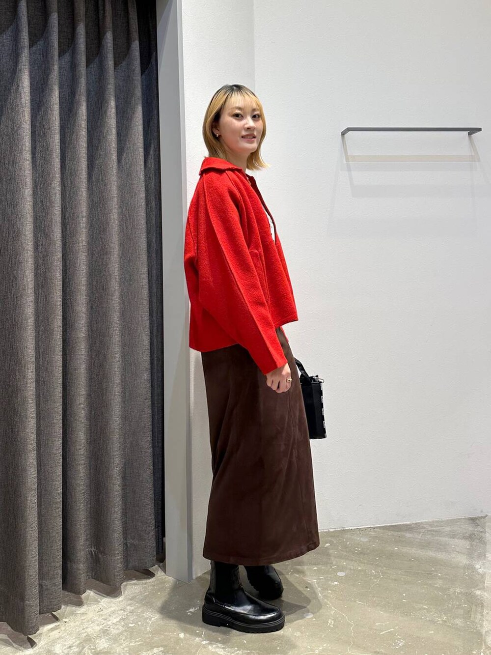 ホワイト系のTシャツ/カットソー、ブラウン系のスカート、ブラック系のトートバッグを着用したレディースの秋コーディネートの10枚目の写真