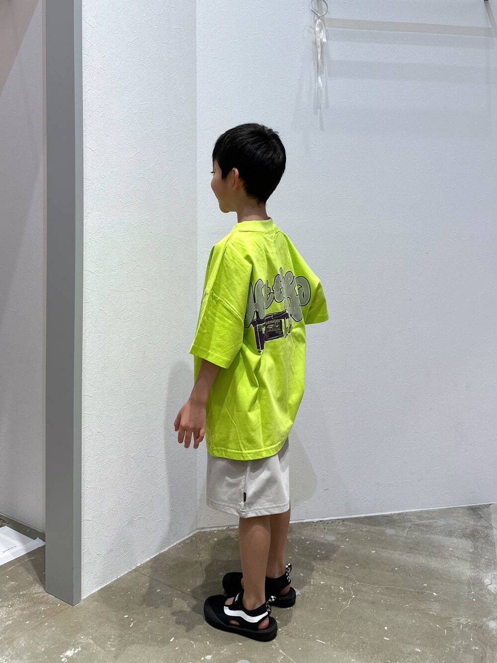 ベージュ系のその他パンツ、グリーン系のTシャツ/カットソーを着用したキッズの春コーディネートの2枚目の写真