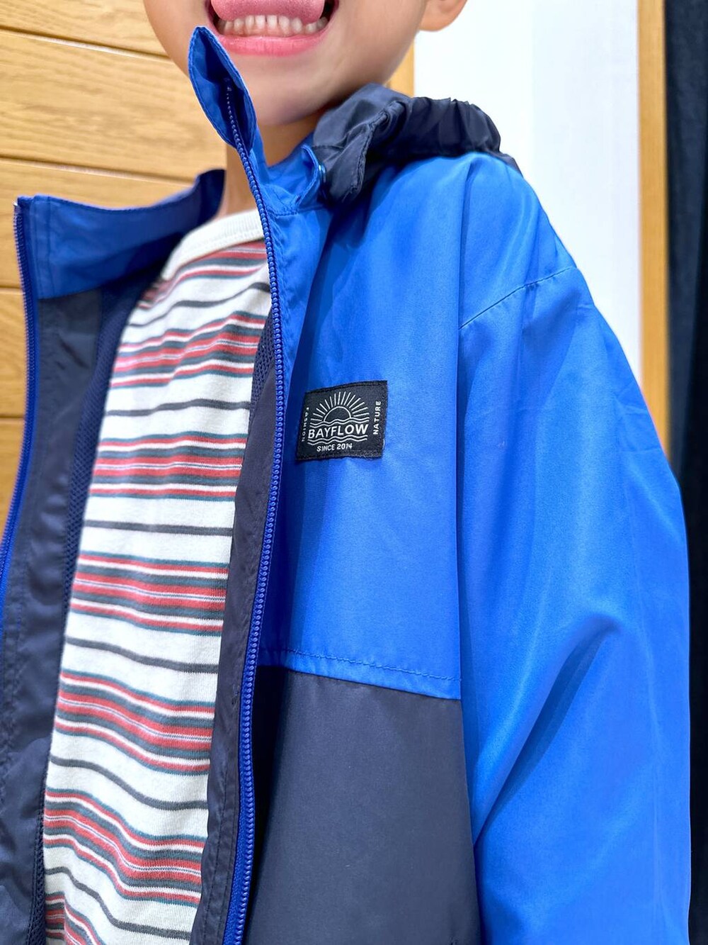 「秋コーデ、ウォッシャブル、旅行、高身長、体型カバー、オーバーサイズ、ママコーデ、高見え、カジュアル、BAYFLOW、アウター、キッズ服、キッズ、ロンT、ワイドパンツ」｜「BAYFLOWのワイドカーゴパンツ(KIDS）（カーゴパンツ、ブラック系）」を使った、ayakabfさん（キッズ・113cm）の秋コーディネートの5枚目の写真
