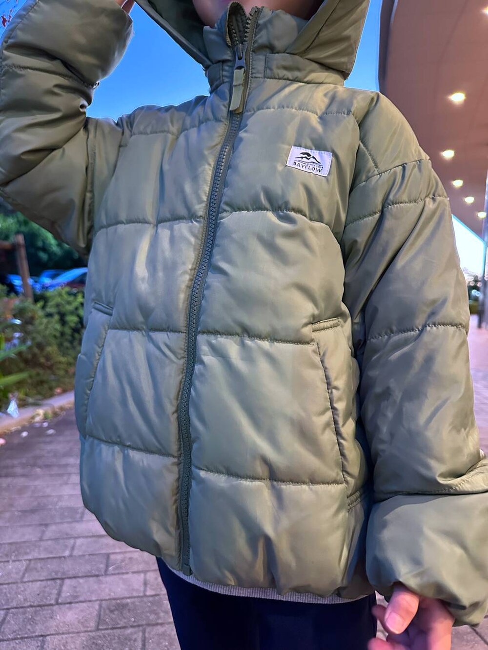 「保温・保冷、冬アウター、ゆったり、撥水、ウォッシャブル、アウトドア、ユニセックス、体型カバー、オーバーサイズ、高見え、カジュアル、BAYFLOW、キッズ服、キッズ、アウター」｜「BAYFLOWの[軽くてあったか♪] エアサーマルフードジャケット (KIDS)（ダウンジャケット/コート、グリーン系）」を使った、ayakabfさん（キッズ・114cm）の冬コーディネートの5枚目の写真