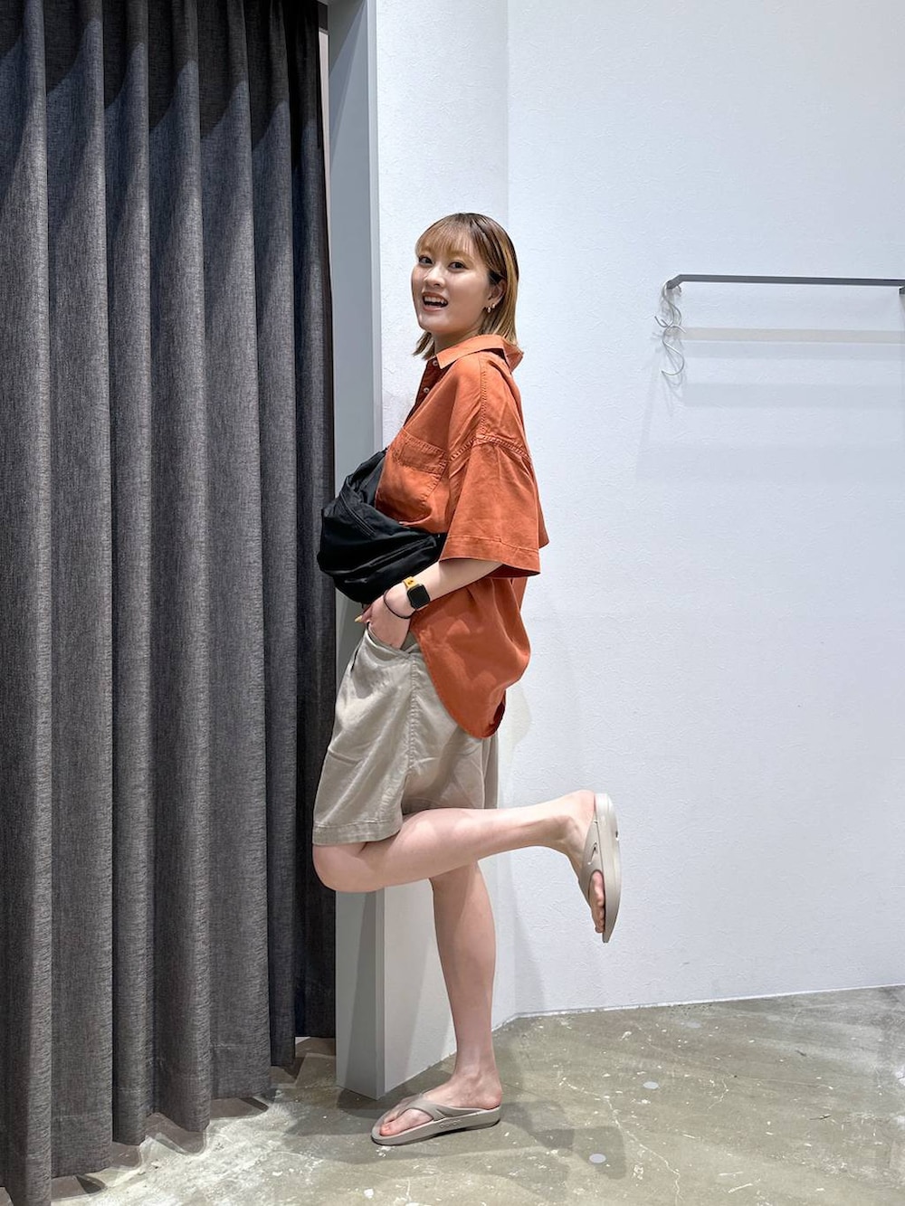 「高身長、体型カバー、オーバーサイズ、ママコーデ、高見え、カジュアル、BAYFLOW、ハーフパンツ、シャツ、シャツスタイル、サンダル、夏コーデ、生活雑貨、アウトドア、アウトドアスタイル」｜「BAYFLOWの[簡単ブラウジング]2WAYスタンダード半袖シャツ（シャツ/ブラウス、オレンジ系）」を使った、ayakabfさん（レディース・172cm）の春コーディネートの2枚目の写真