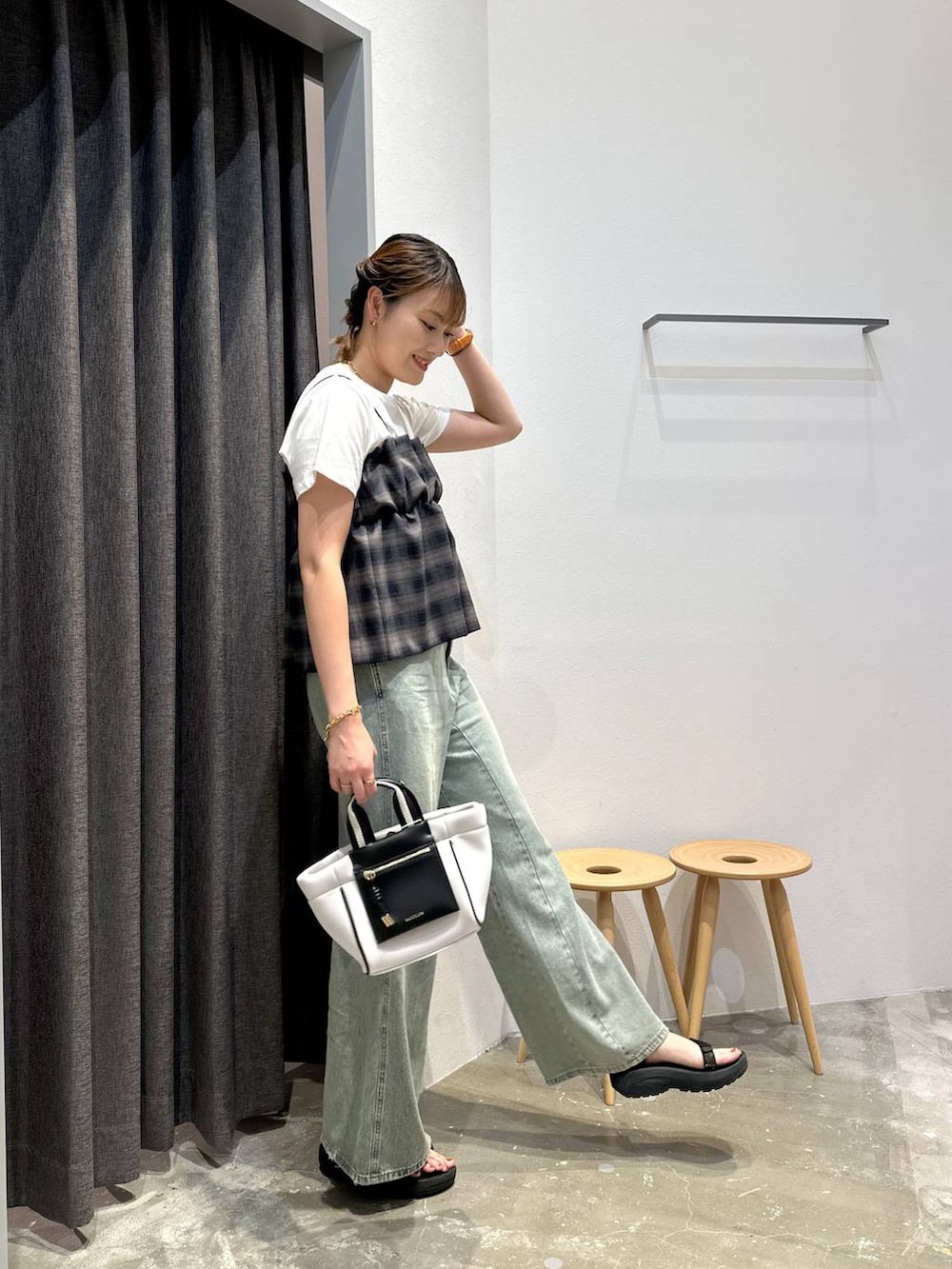 「高身長、体型カバー、オーバーサイズ、ママコーデ、骨格ストレート、高見え、カジュアル、BAYFLOW、ビスチェ、デニムパンツ、Tシャツ、接触冷感、汗ジミ軽減、サンダル、ショルダーバッグ」｜「BAYFLOWの[500mlペットボトルも入る]ポケット付きボンディングショルダー（ショルダーバッグ、ホワイト系）」を使った、ayakabfさん（レディース・172cm）の夏コーディネートの2枚目の写真