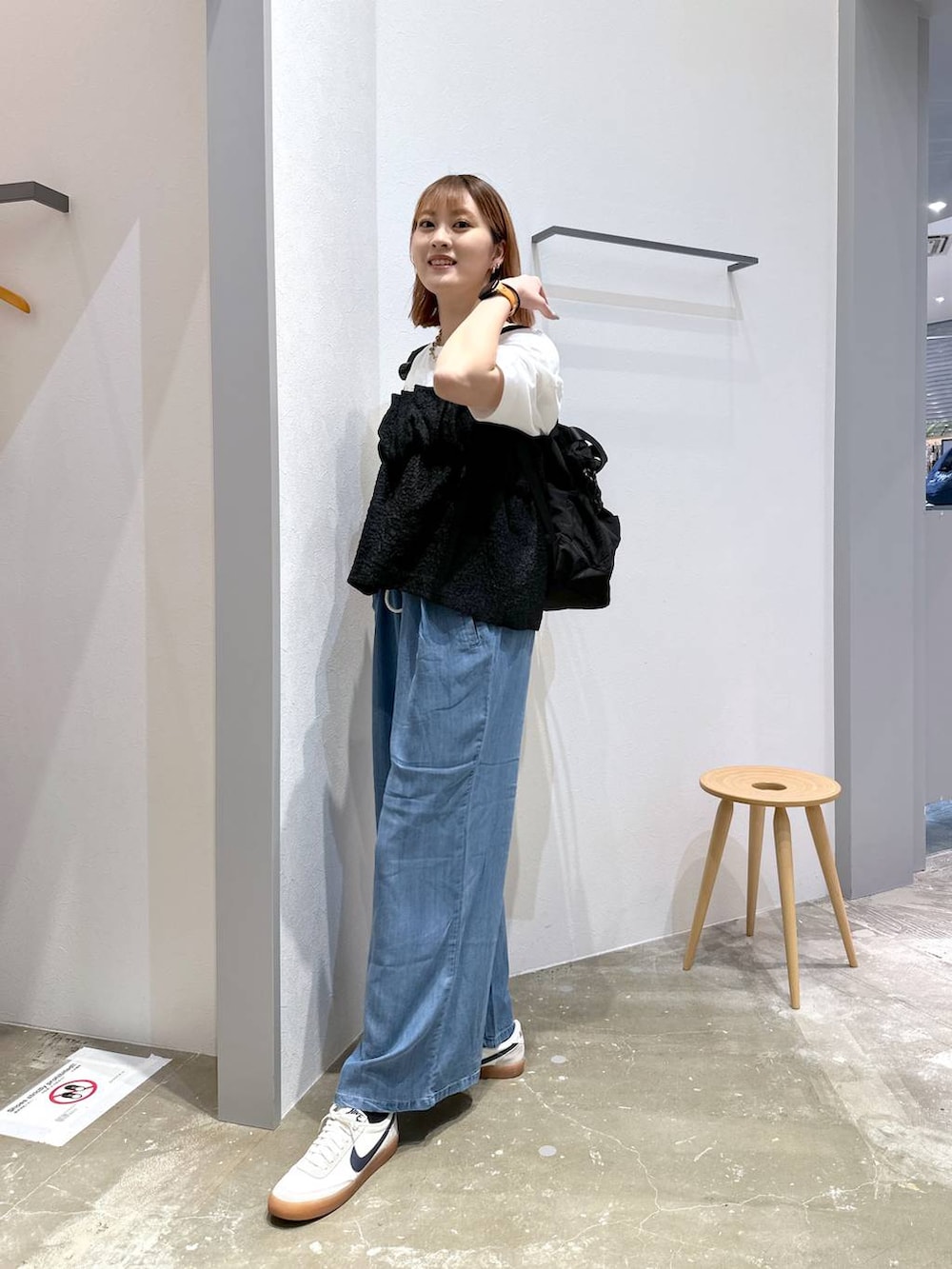 ブラック系のバックパック/リュック、ブルー系のその他パンツ、ブラック系のキャミソールを着用したレディースの春コーディネートの3枚目の写真