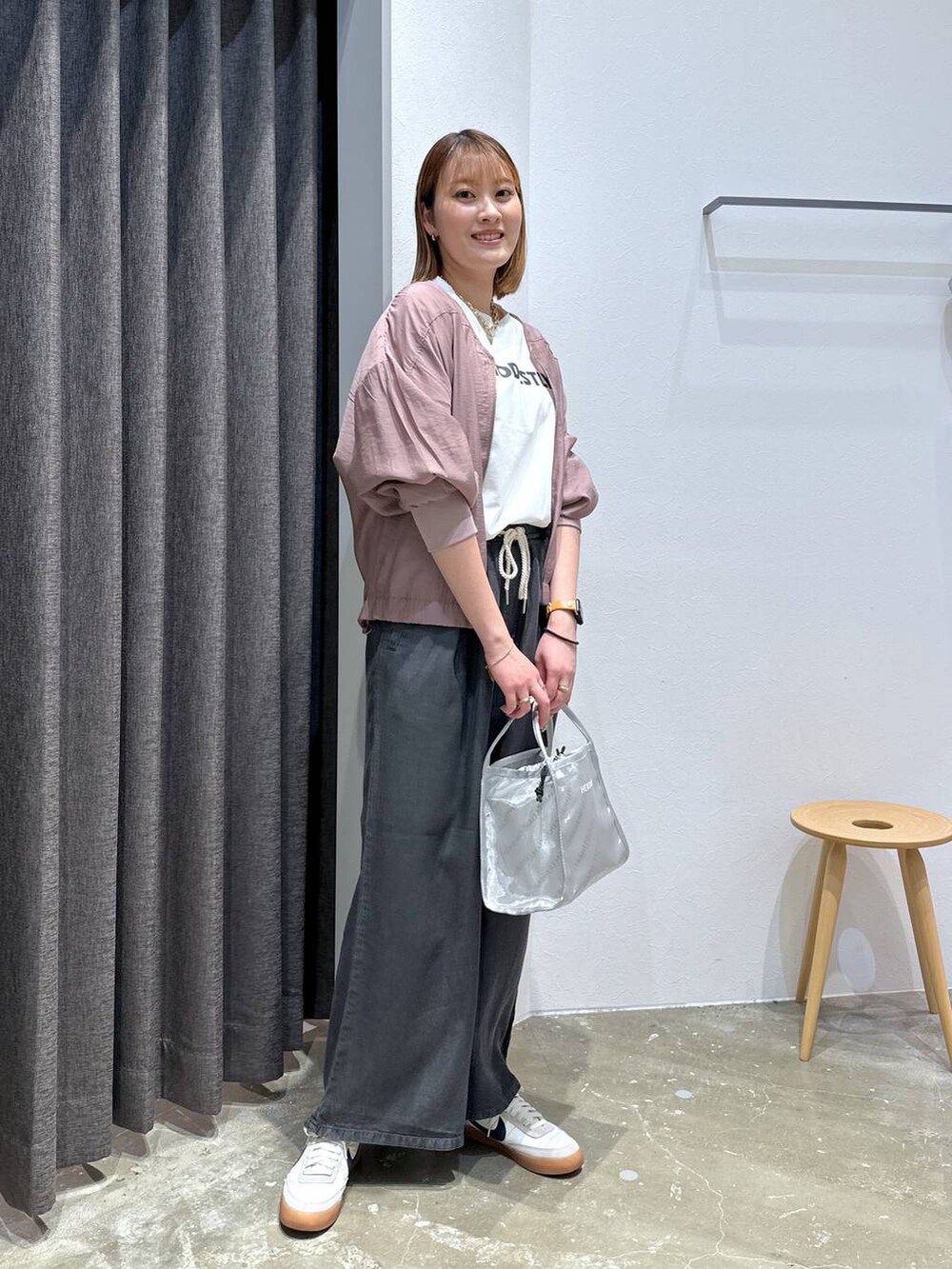 ホワイト系のTシャツ/カットソー、ブラック系のその他パンツ、ピンク系のブルゾンを着用したレディースの夏コーディネートの2枚目の写真