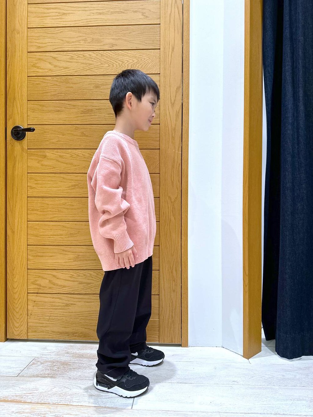 「オーバーサイズ、高見え、カジュアル、BAYFLOW、キッズ服、キッズ、ニット、ウォッシャブル、パンツ、ゆったり、楽ちんコーデ、テーマパーク、旅行、冬コーデ、親子コーデ」｜「BAYFLOWの【おうちで洗える♪】Finedaysカラーニット(KIDS)（ニット/セーター、ピンク系）」を使った、ayakabfさん（キッズ・114cm）の冬コーディネートの2枚目の写真