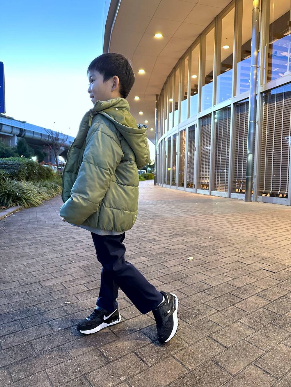 「高身長、体型カバー、オーバーサイズ、カジュアル、BAYFLOW、キッズ服、キッズ、スウェット、アウター、休日コーデ、テーマパーク、セールコーデ、旅行、撥水、ゆったり」｜「BAYFLOWの[軽くてあったか♪] エアサーマルフードジャケット (KIDS)（ダウンジャケット/コート、グリーン系）」を使った、ayakabfさん（キッズ・114cm）の冬コーディネートの2枚目の写真