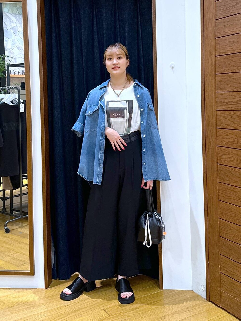 ブラック系のショルダーバッグ、ブラック系のその他パンツ、ブラック系のサンダルを着用したレディースの夏コーディネートの4枚目の写真