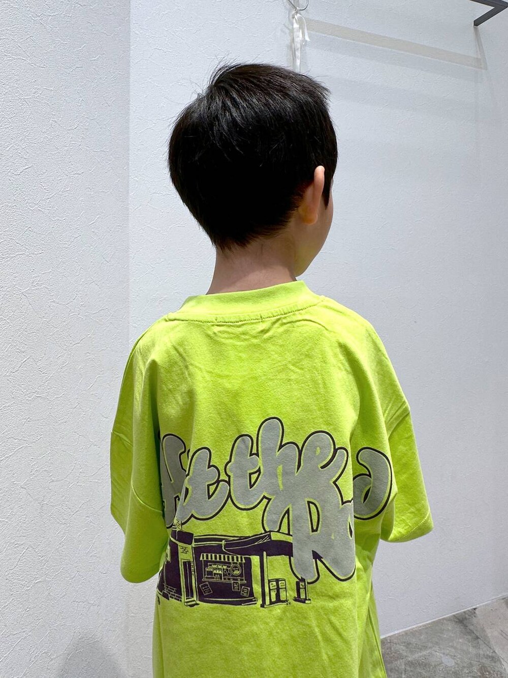 ベージュ系のその他パンツ、グリーン系のTシャツ/カットソーを着用したキッズの春コーディネートの5枚目の写真