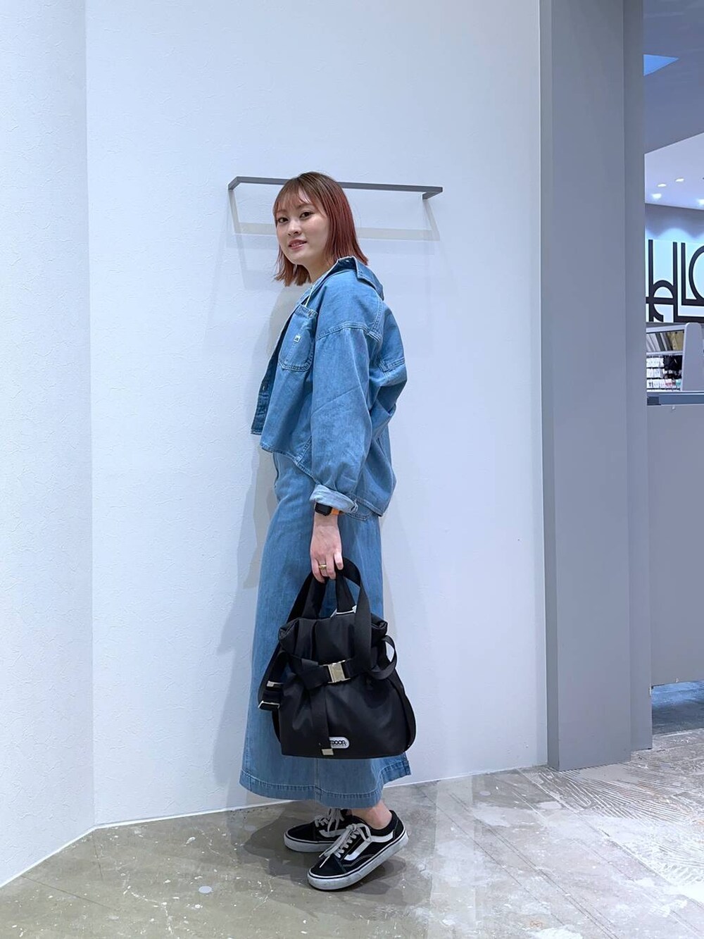 ホワイト系のTシャツ/カットソー、ブラック系のトートバッグ、ブルー系のシャツ/ブラウスを着用したレディースの春コーディネートの2枚目の写真