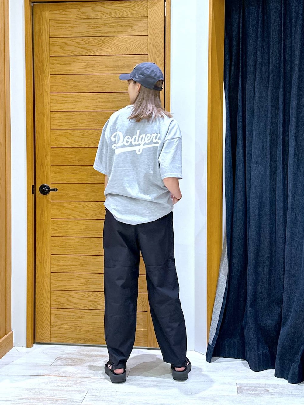 ブラック系のその他パンツ、ブラック系のサンダル、グレー系のTシャツ/カットソーを着用したレディースの夏コーディネートの3枚目の写真