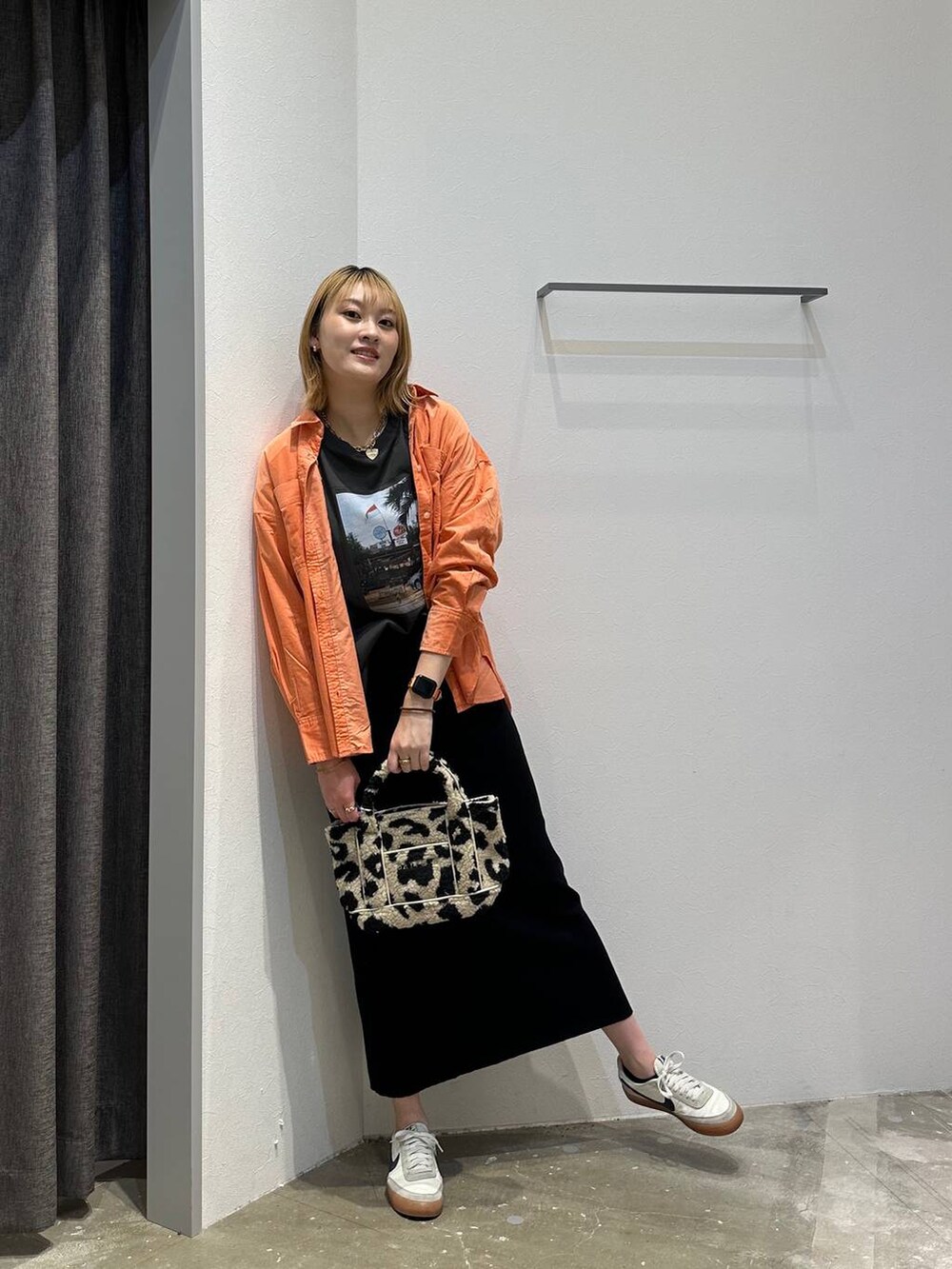 ピンク系のシャツ/ブラウス、ベージュ系のトートバッグ、ブラック系のスカートを着用したレディースの秋コーディネートの4枚目の写真