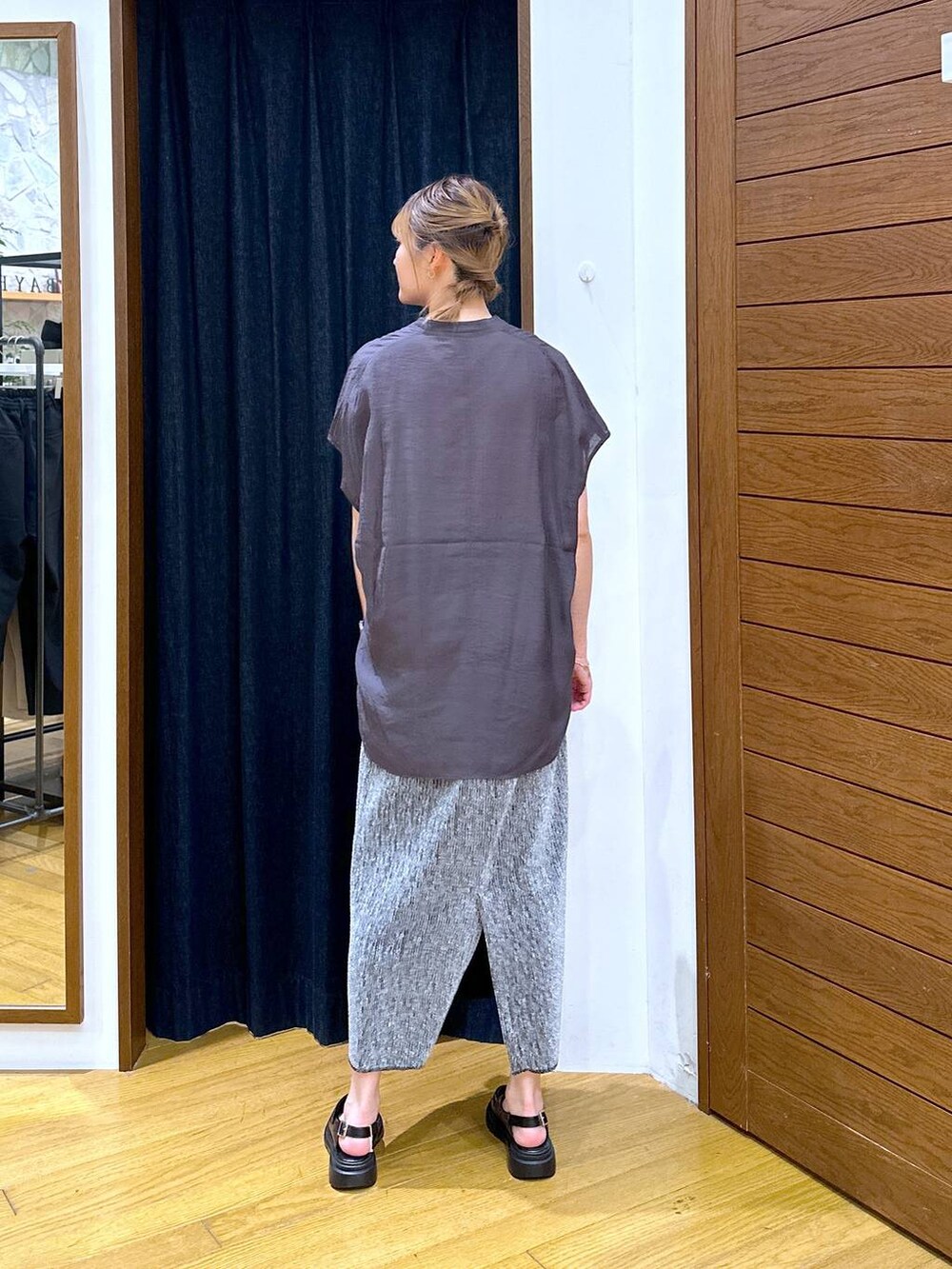 シルバー系のスカート、ブラウン系のシャツ/ブラウス、ブラック系のローファーを着用したレディースの春コーディネートの3枚目の写真