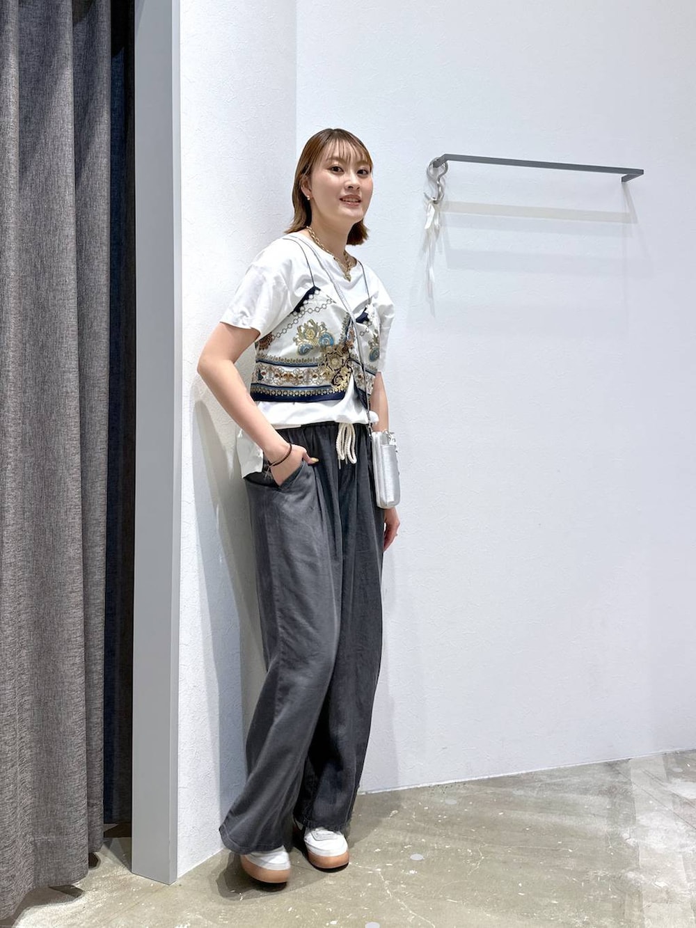 「高身長、体型カバー、オーバーサイズ、ママコーデ、骨格ストレート、高見え、カジュアル、BAYFLOW、Tシャツ、接触冷感、UVカット、ワイドパンツ、デニムパンツ、ビスチェ、スニーカー」｜「BAYFLOWの[スマホ・カード収納可♪]多機能キースターミニウォレットショルダー2（財布、シルバー系）」を使った、ayakabfさん（レディース・172cm）の夏コーディネートの2枚目の写真