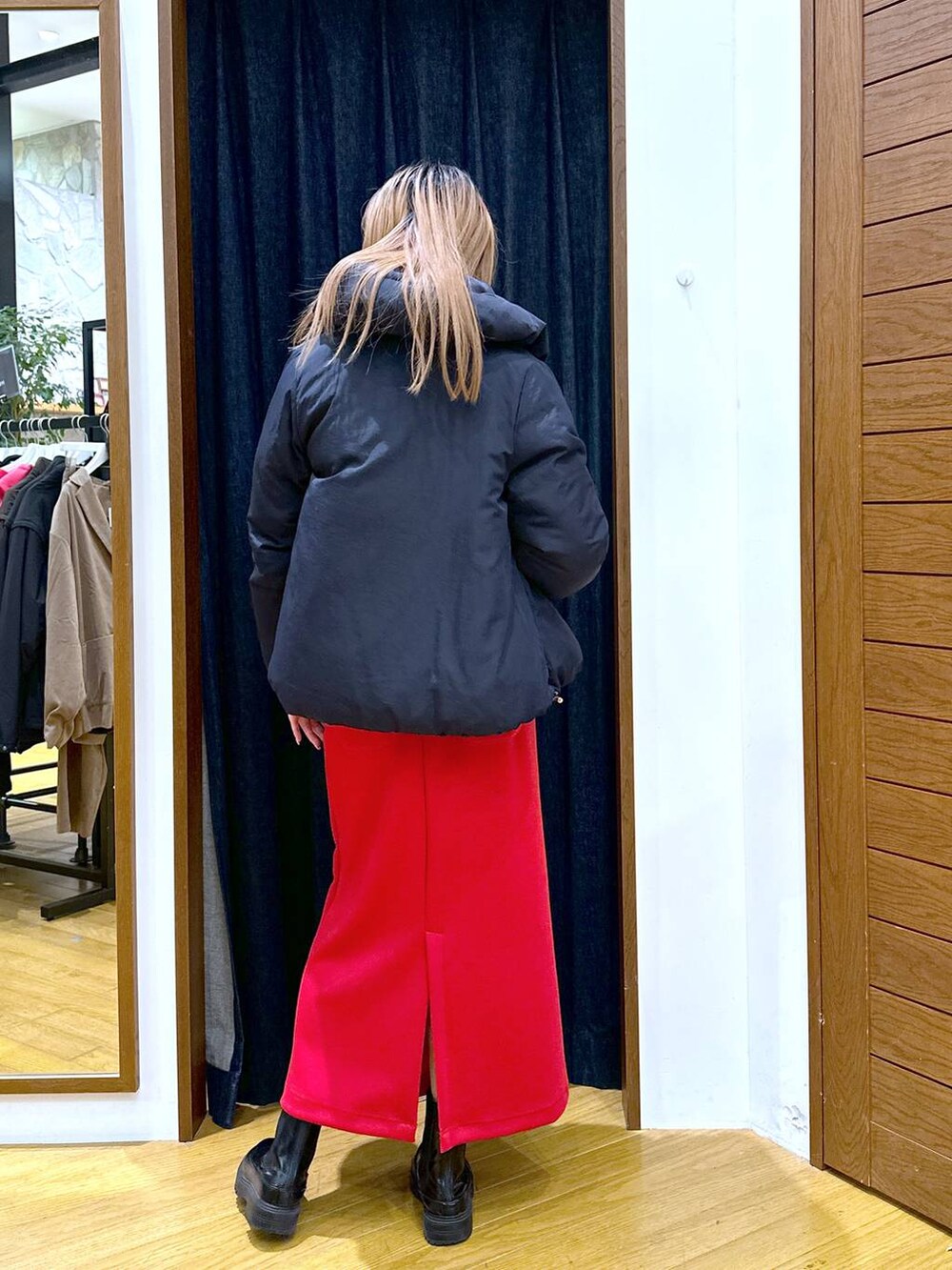 ブルー系のダウンジャケット/コート、ブラック系のブーツ、ブラック系のTシャツ/カットソーを着用したレディースの冬コーディネートの3枚目の写真