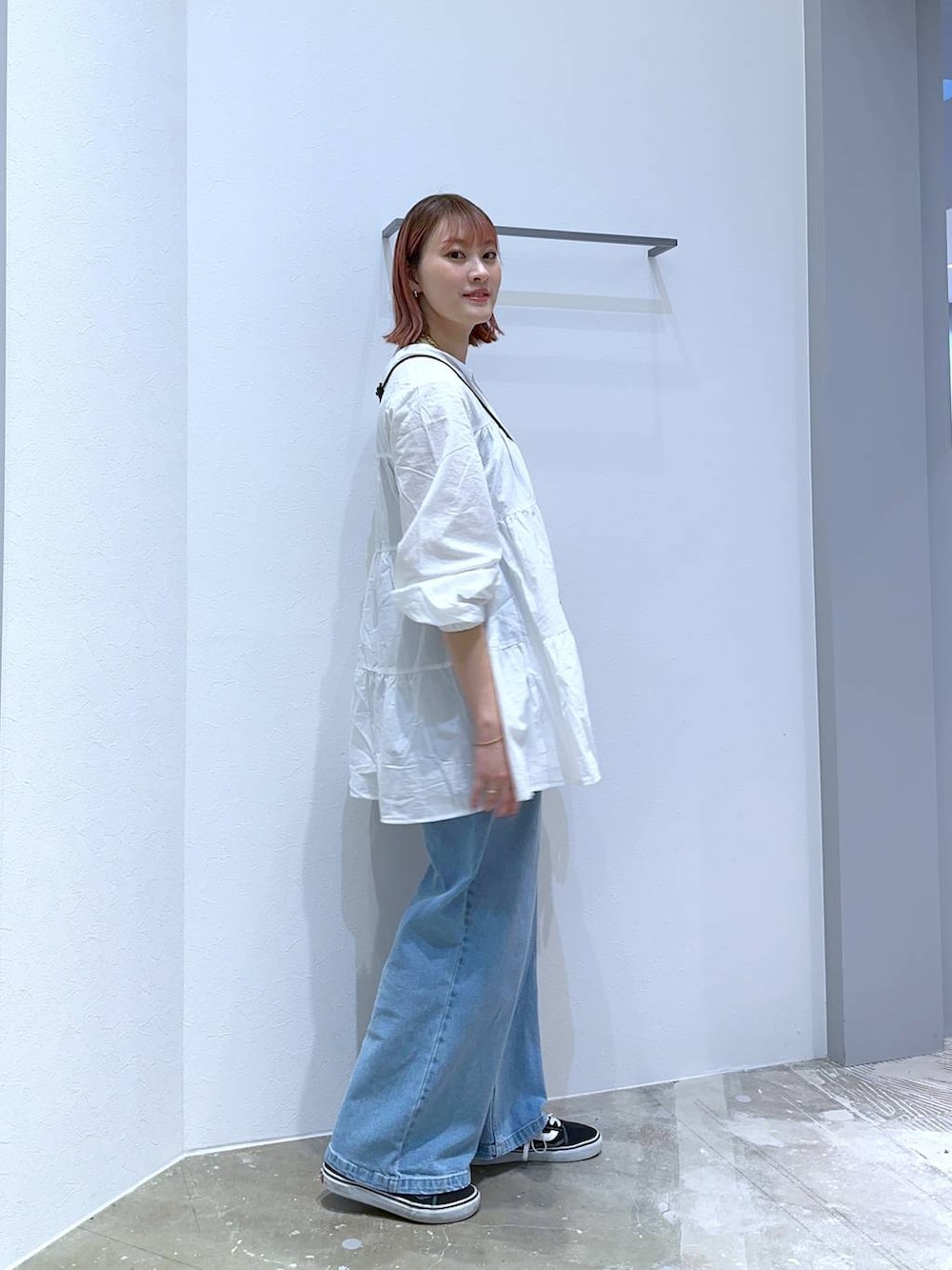 「高身長、体型カバー、オーバーサイズ、ママコーデ、高見え、カジュアル、BAYFLOW、ブラウス、デニムパンツ、ワイドパンツ、ショルダーバッグ、スニーカー、春コーデ、春夏コーデ、ゆったり」｜「BAYFLOWの[スマホ・カード収納可♪]多機能スパンコールミニショルダー（ショルダーバッグ、ブラック系）」を使った、ayakabfさん（レディース・172cm）の春コーディネートの2枚目の写真