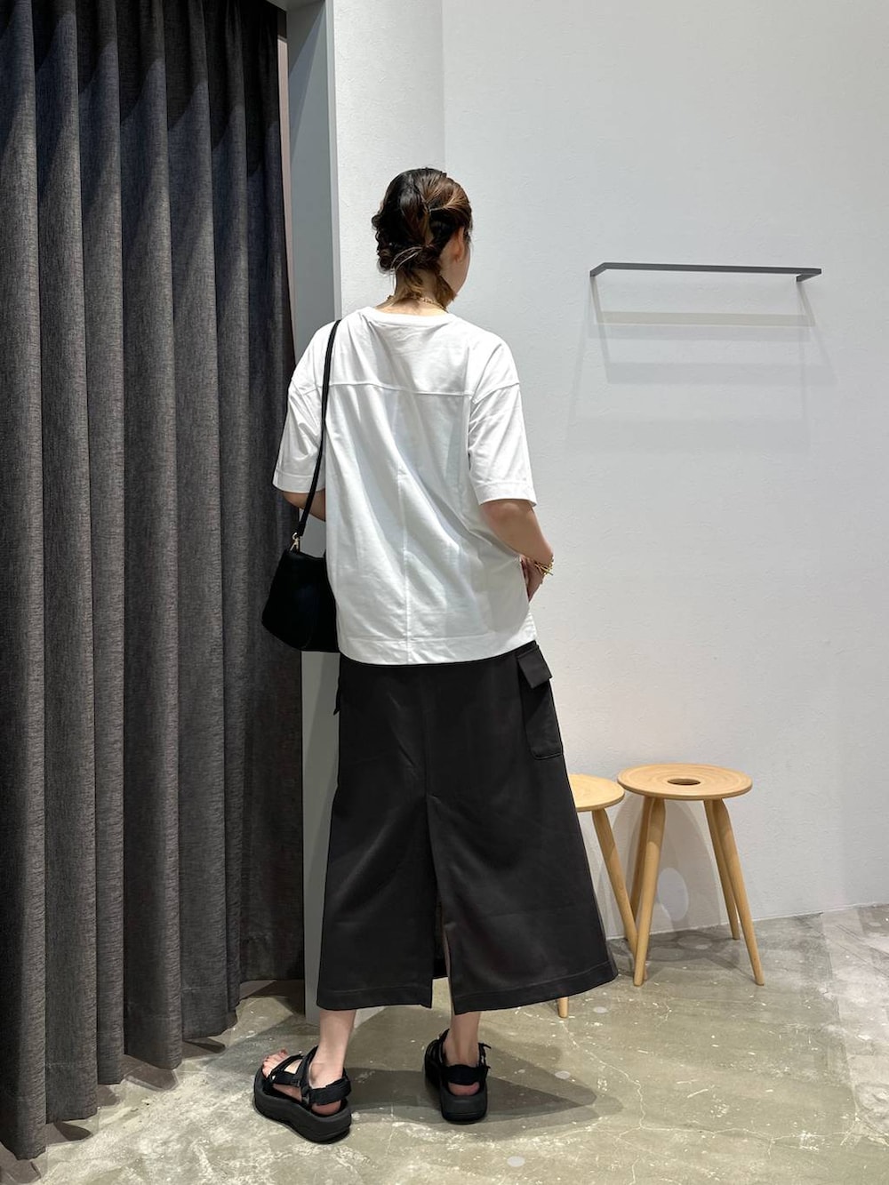 「高身長、体型カバー、オーバーサイズ、ママコーデ、骨格ストレート、高見え、カジュアル、BAYFLOW、Tシャツ、白Tシャツ、スカート、サンダル、ショルダーバッグ、ゆったり、楽ちんコーデ」｜「BAYFLOWのフォトプリントワイドＴ（Tシャツ/カットソー、ホワイト系）」を使った、ayakabfさん（レディース・172cm）の夏コーディネートの3枚目の写真