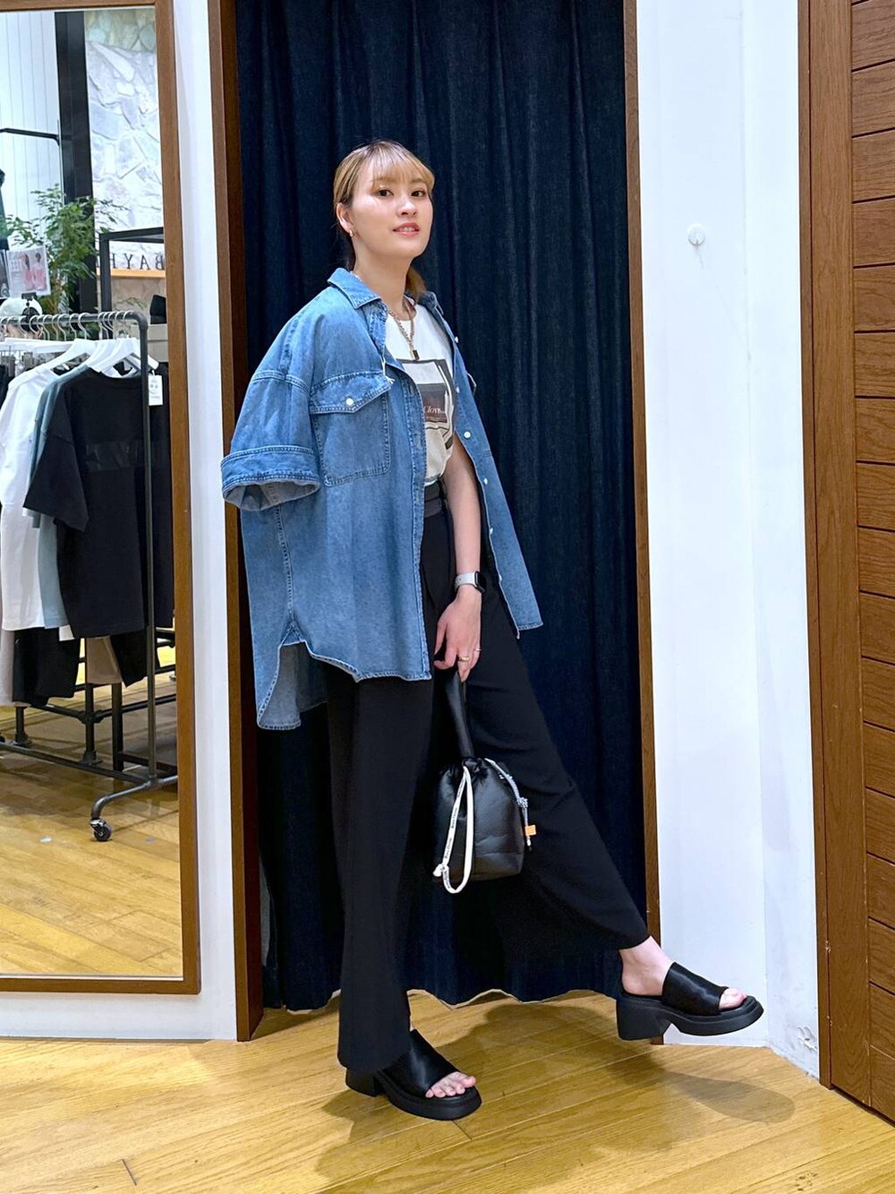 ブラック系のショルダーバッグ、ブラック系のその他パンツ、ブラック系のサンダルを着用したレディースの夏コーディネートの2枚目の写真