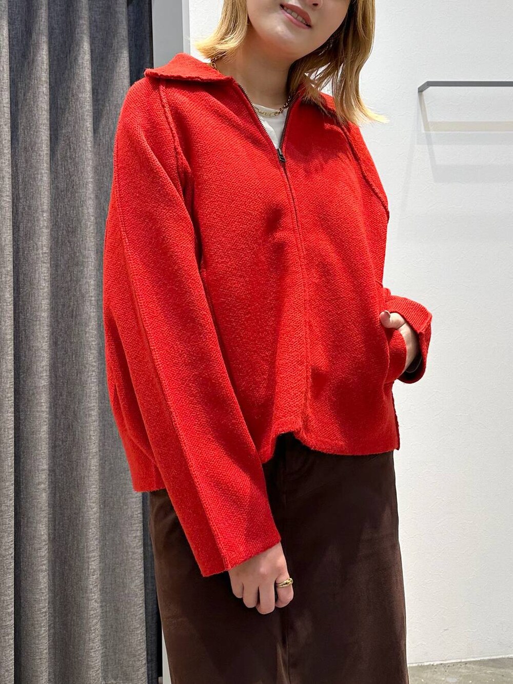 ホワイト系のTシャツ/カットソー、ブラウン系のスカート、ブラック系のトートバッグを着用したレディースの秋コーディネートの8枚目の写真