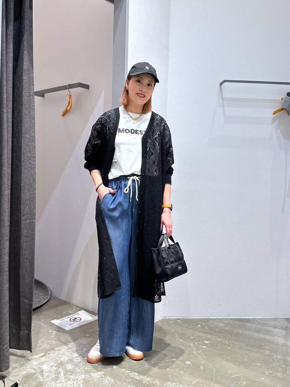 ホワイト系のTシャツ/カットソー、ブラック系のショルダーバッグ、ブラック系のワンピースを着用したレディースの夏コーディネートの4枚目の写真