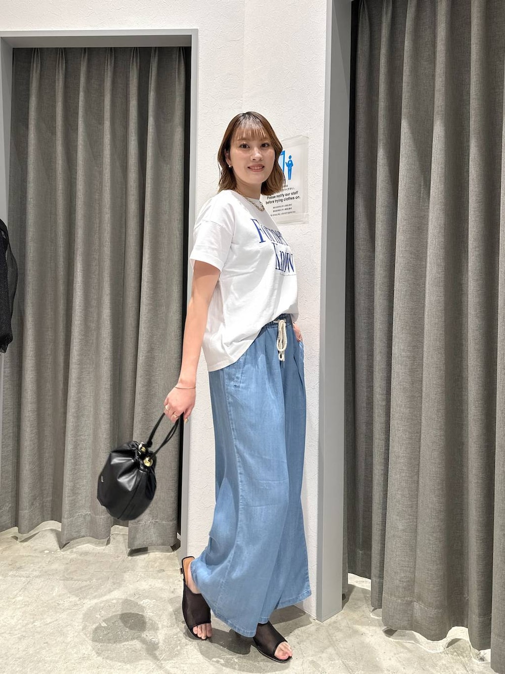 「高身長、体型カバー、オーバーサイズ、ママコーデ、骨格ストレート、高見え、カジュアル、BAYFLOW、Tシャツ、白Tシャツ、ワイドパンツ、デニムパンツ、サンダル、セールコーデ、and STセール」｜「BAYFLOWの[ヴィンテージ感漂う風合い]ピグメントロゴショートスリーブT（Tシャツ/カットソー、ホワイト系）」を使った、ayakabfさん（レディース・172cm）の夏コーディネートの4枚目の写真